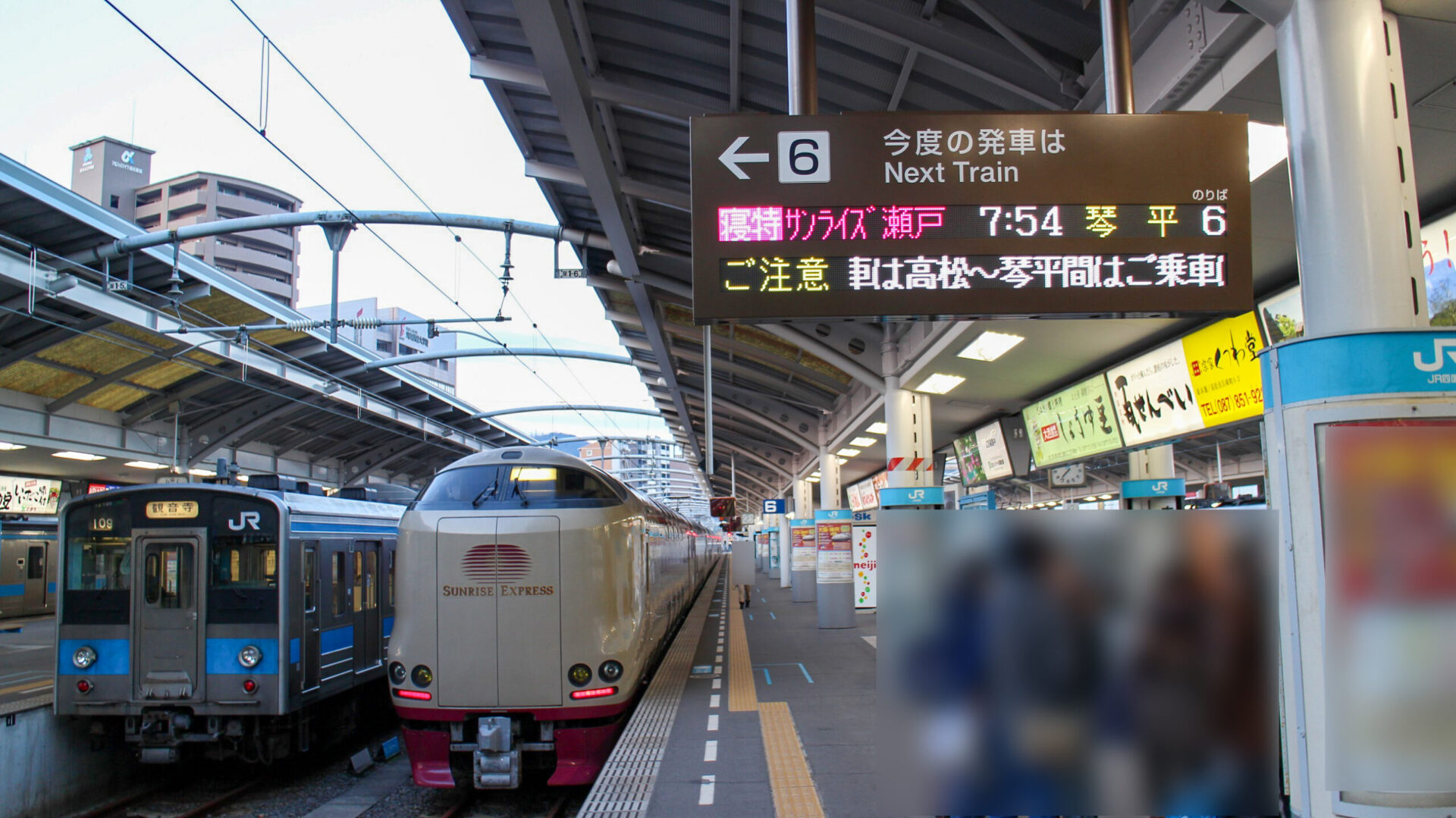 高松駅に停車中のサンライズ瀬戸号