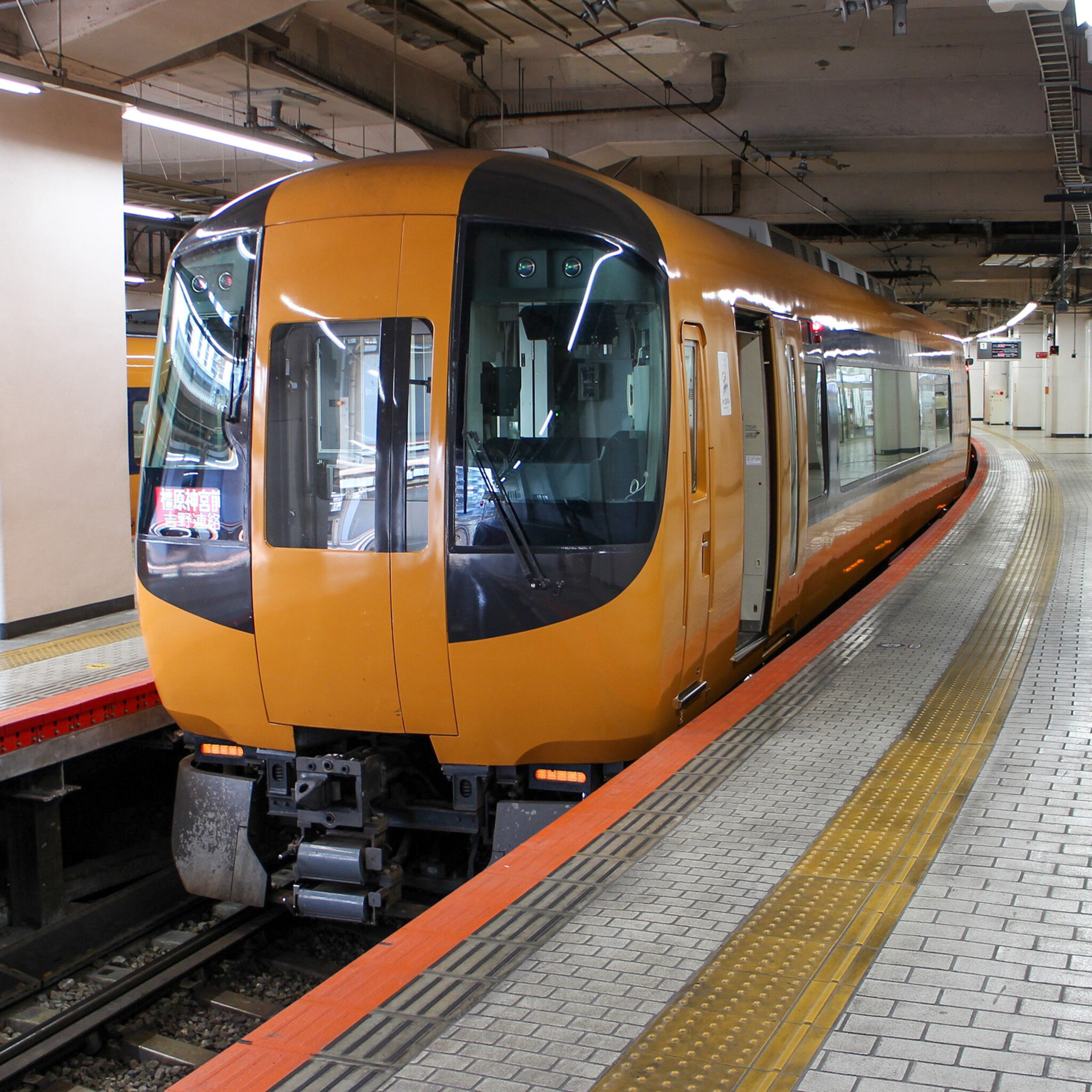 近鉄特急橿原神宮前駅ゆき