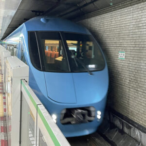 ロマンスカーメトロはこね号北千住駅にて