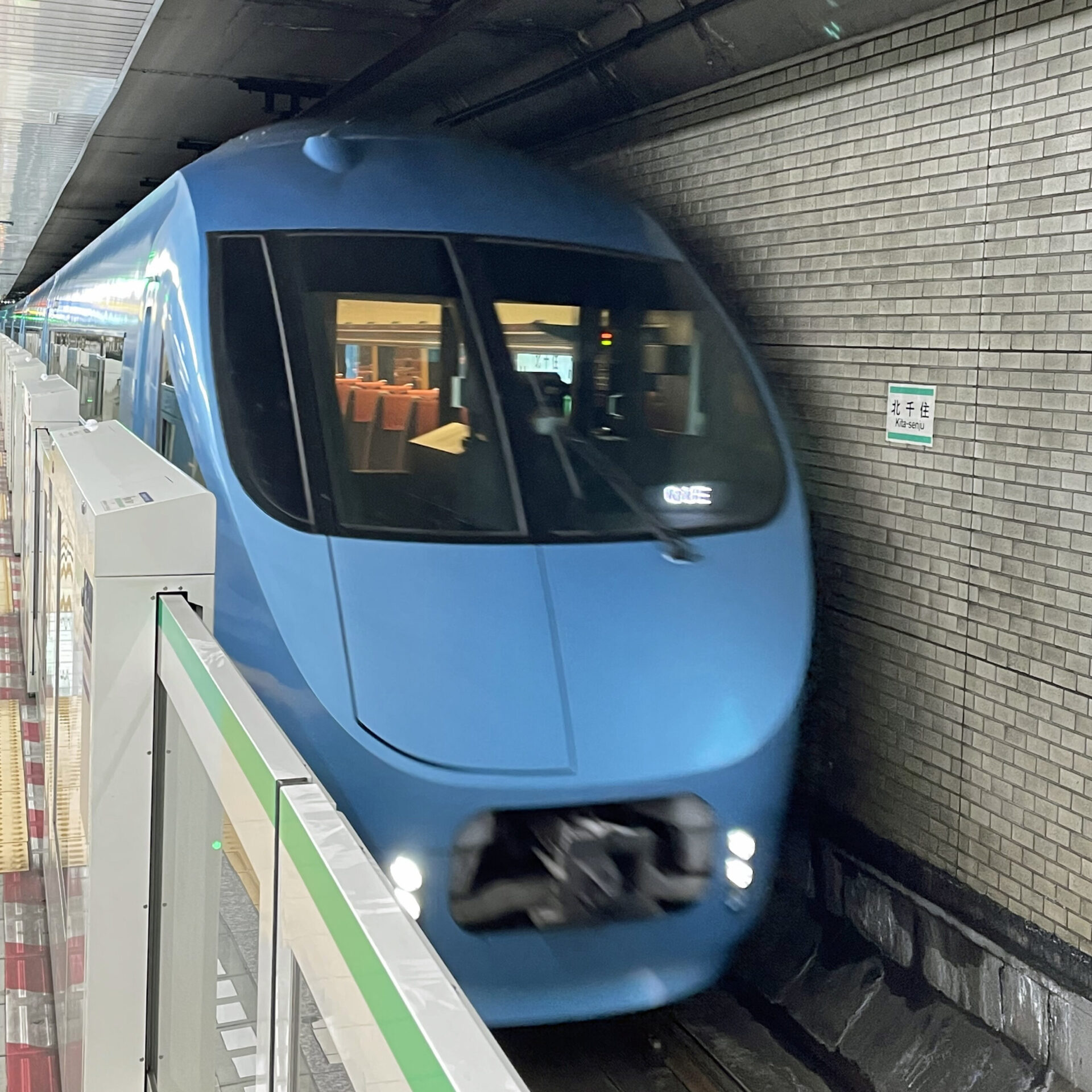 ロマンスカーメトロはこね号北千住駅にて