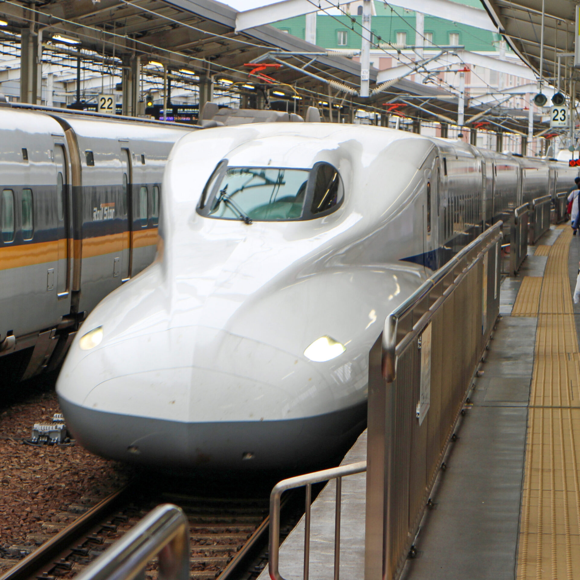 山陽新幹線のぞみ号岡山駅にて