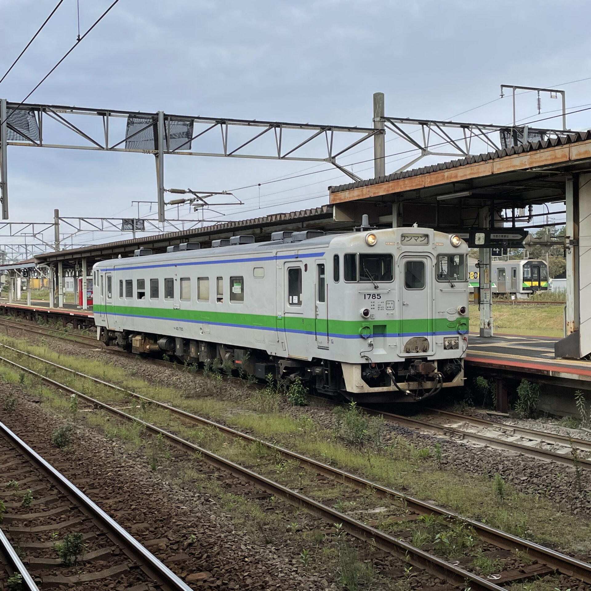 室蘭本線普通列車苫小牧駅にて