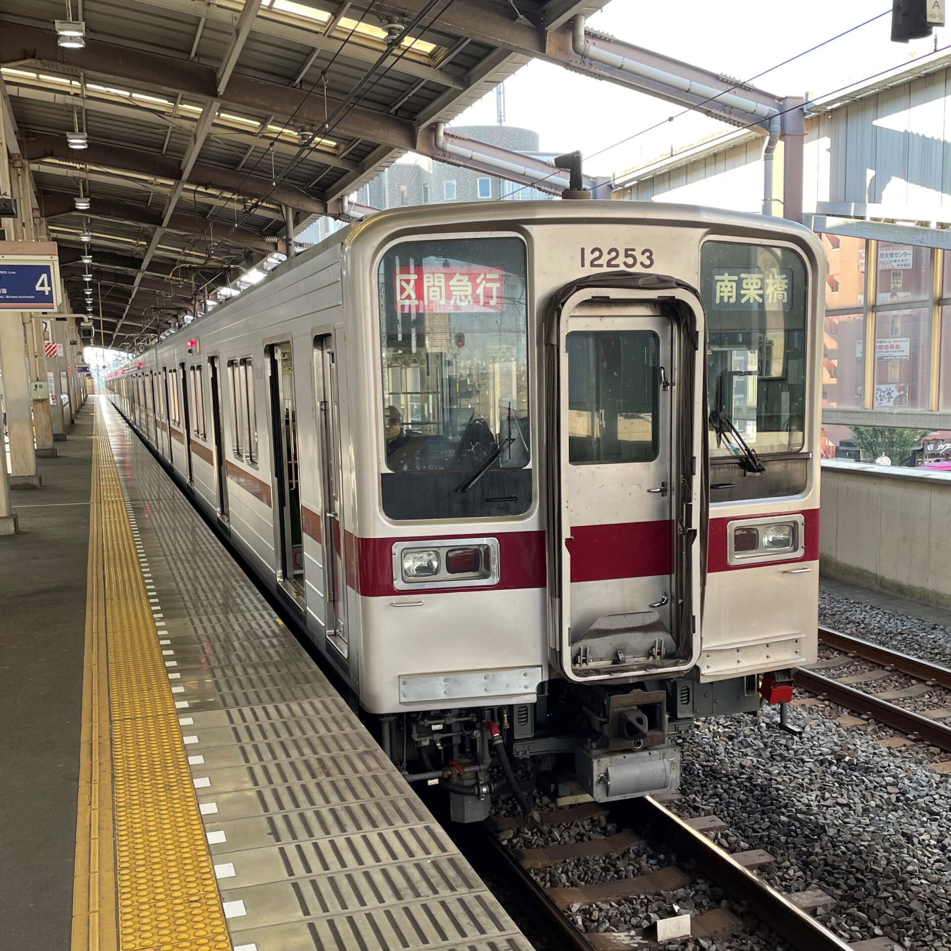 越谷駅で列車の通過待ち