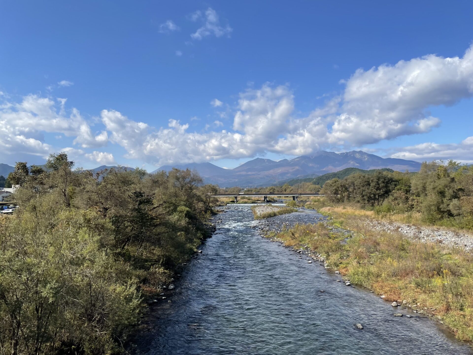 大谷川から遠く日光連山を眺める