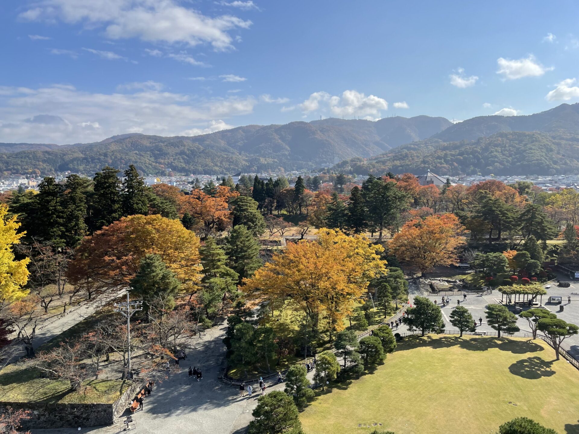 鶴ヶ城から会津若松東山方面を眺める