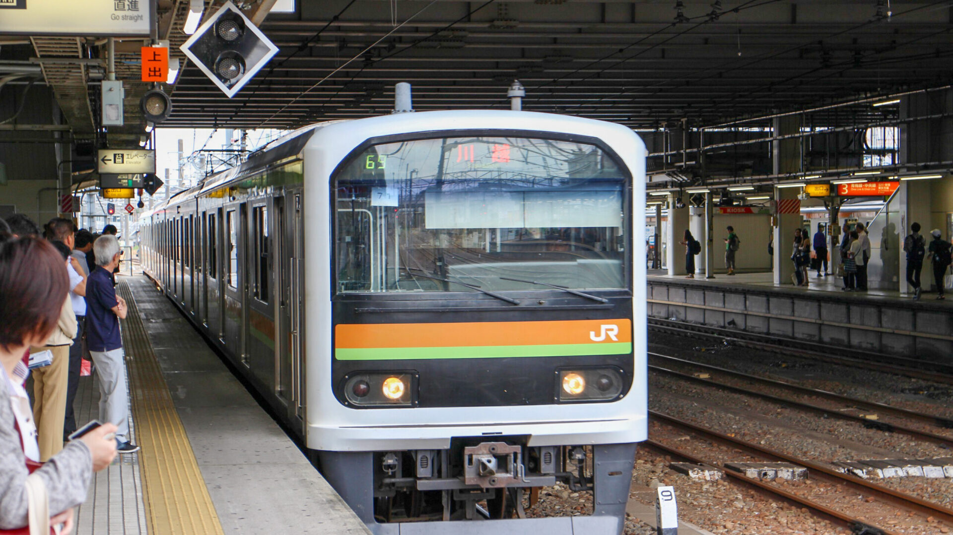 八高線普通列車拝島駅にて