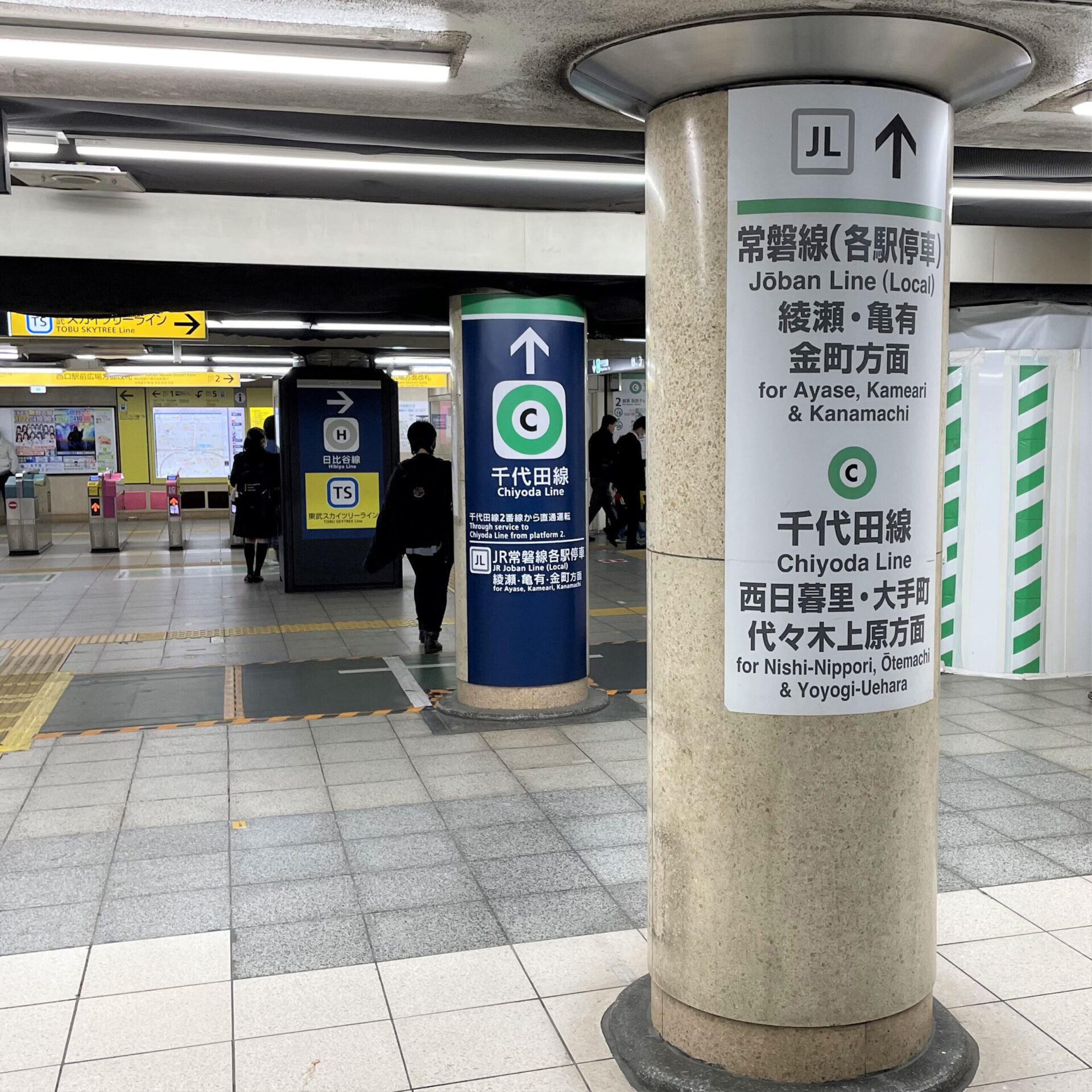 千代田線ホームへの通路