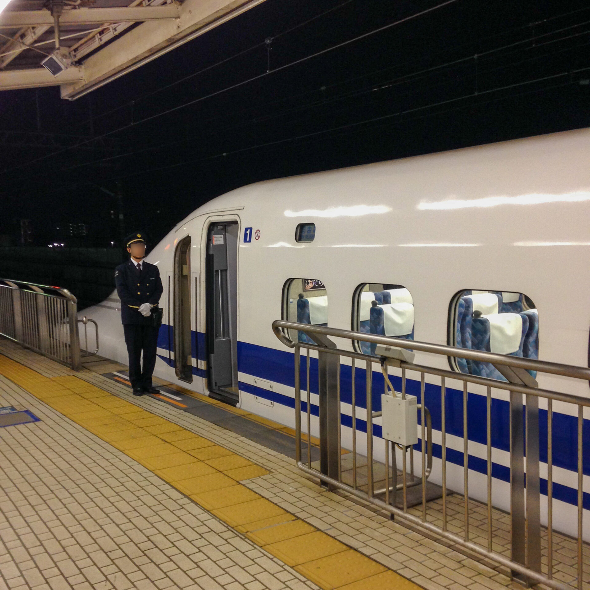 新幹線700系三島駅にて