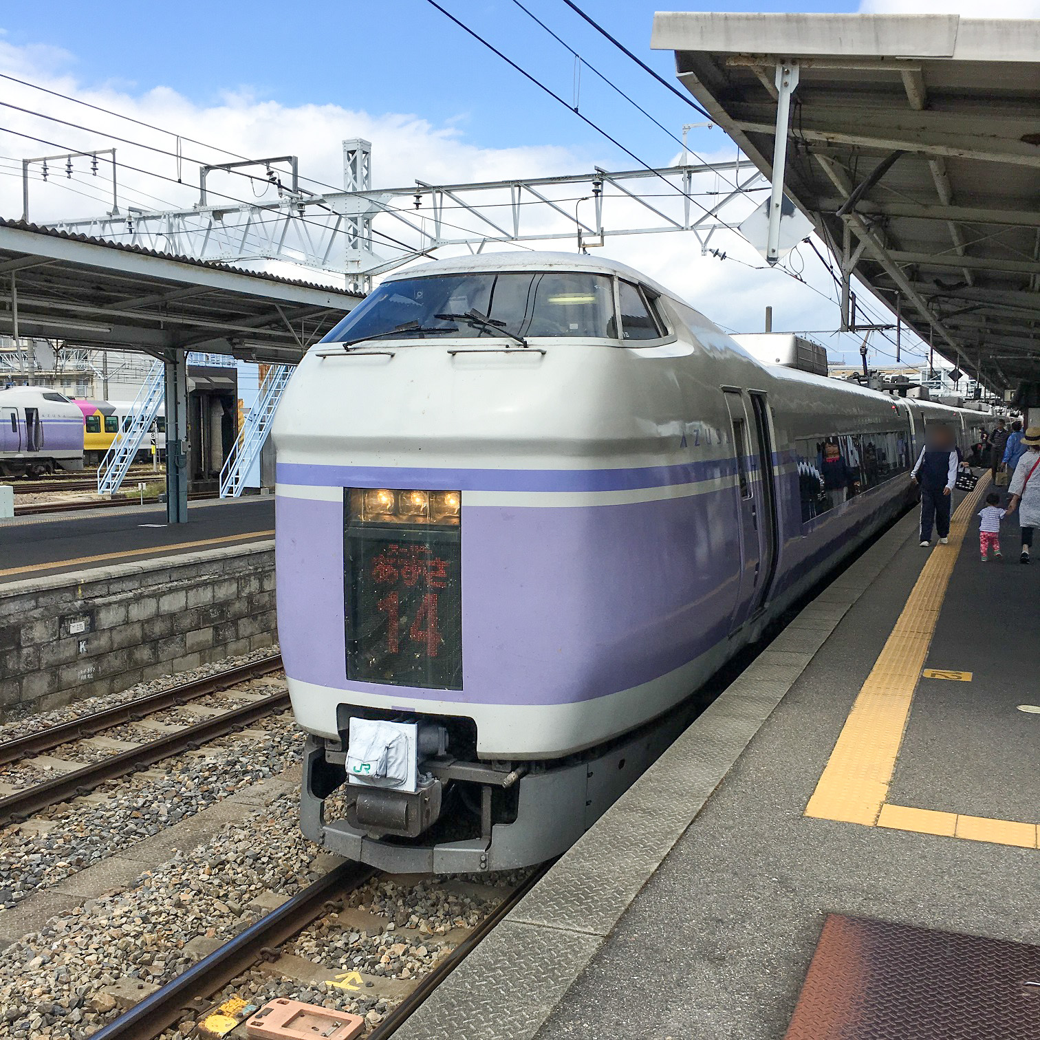 特急スーパーあずさ号松本駅にて