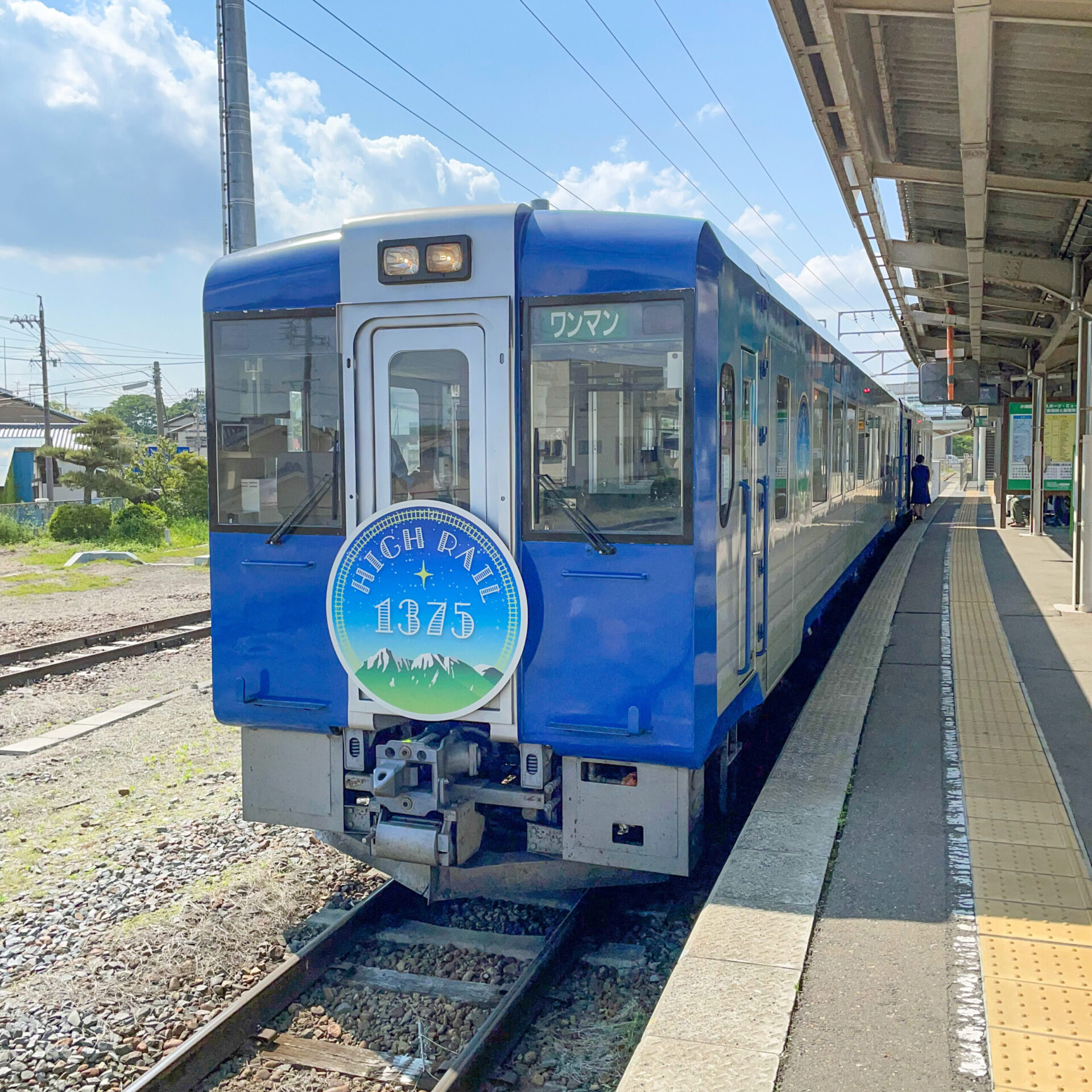 小諸駅を出発するハイレール1375