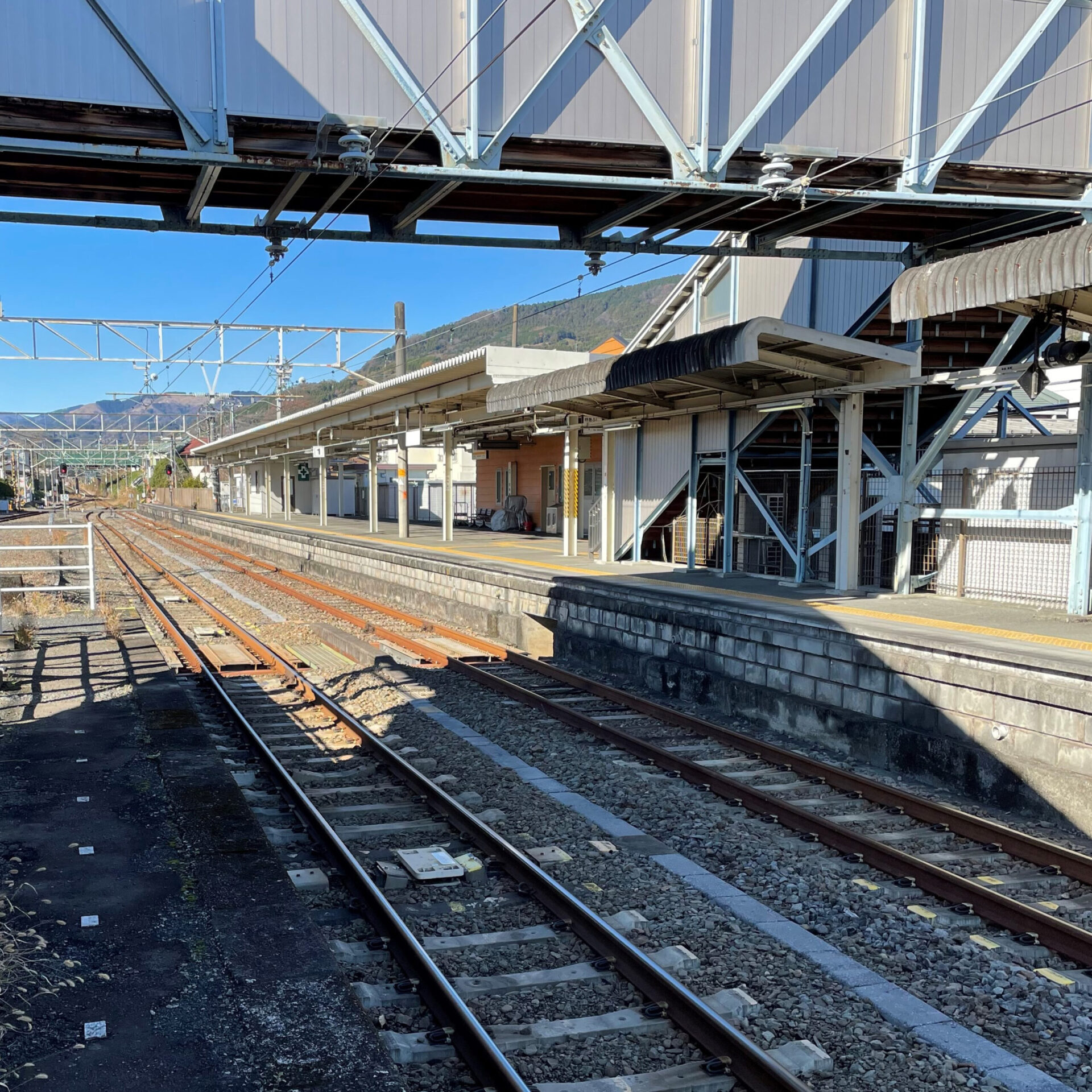 松田駅1番線ホームを望む