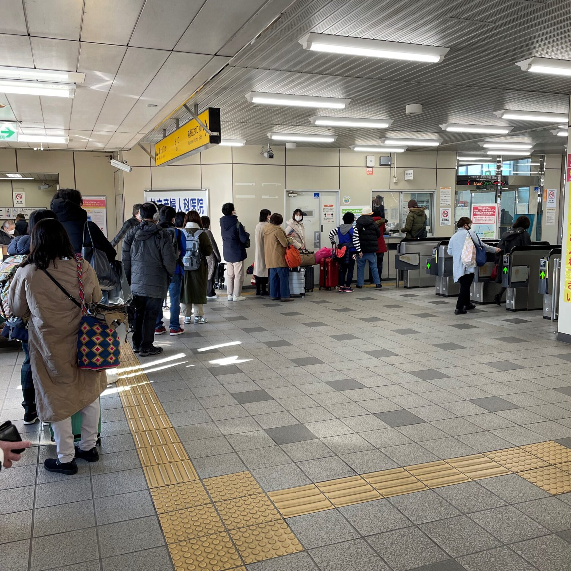 御殿場駅の改札口に並ぶ人々