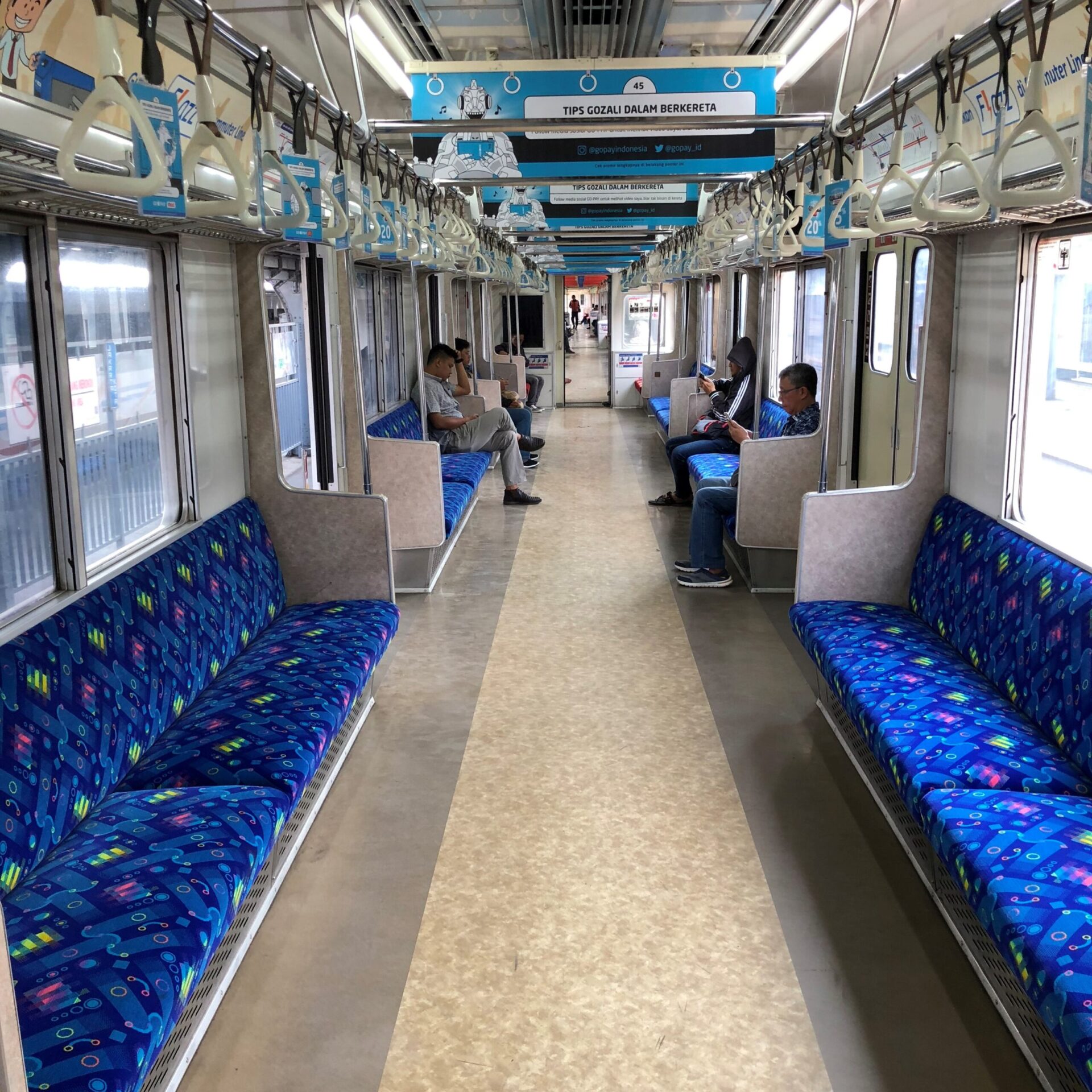 7000系車内