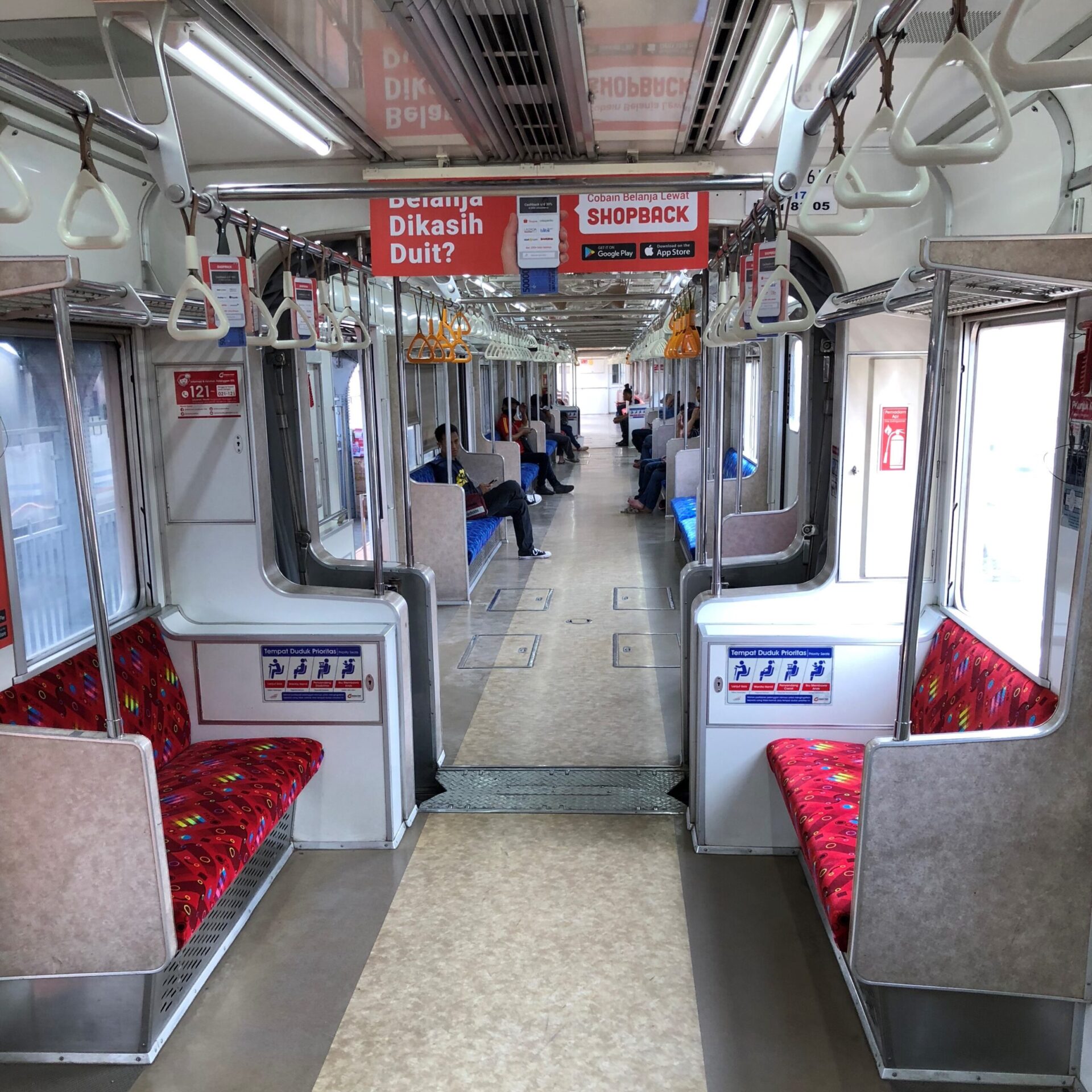 7000系車内