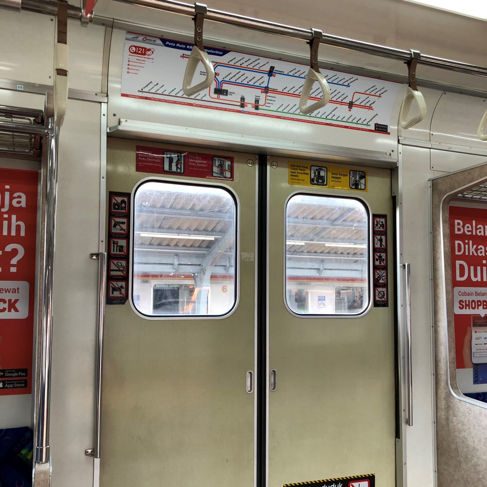 7000系車内