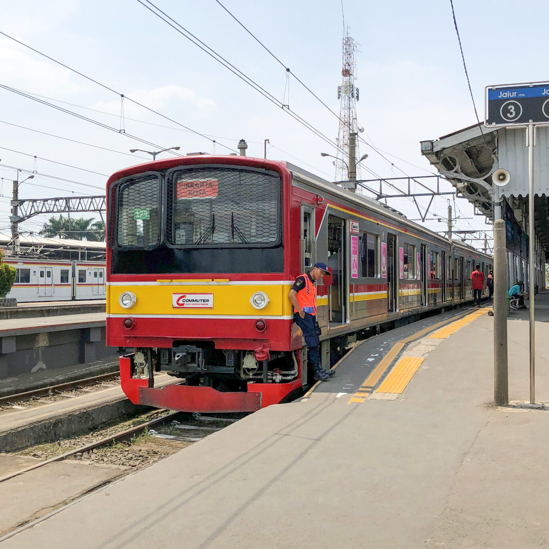 205系電車ボゴール駅にて