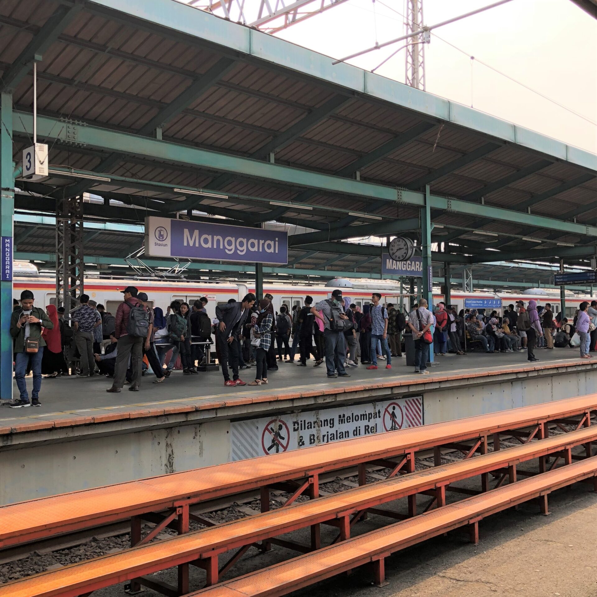 マンガライ駅構内