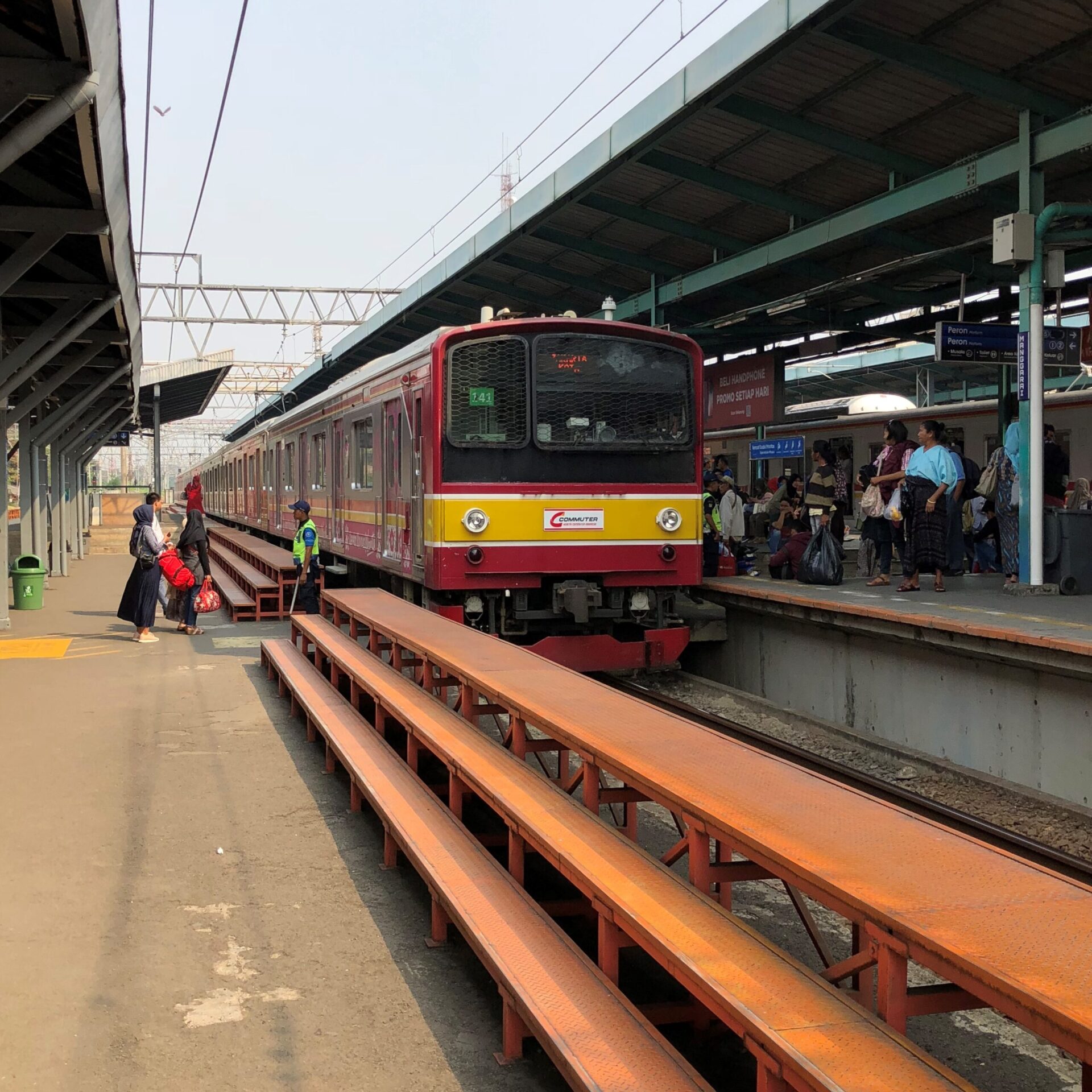 マンガライ駅構内