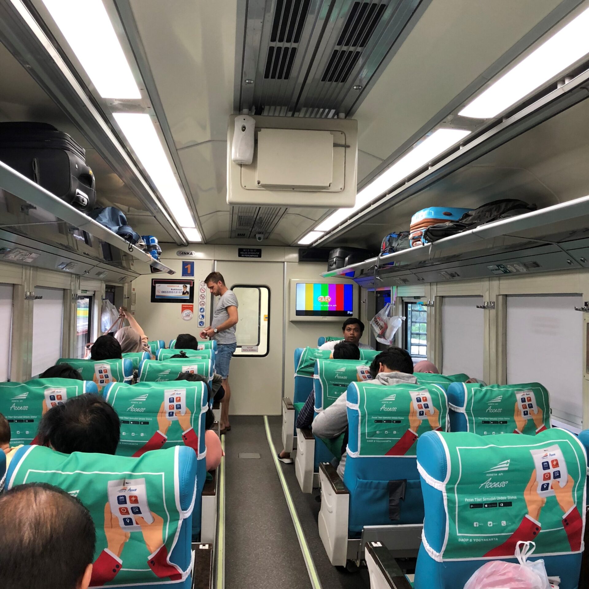 タクサカ号1等車車内