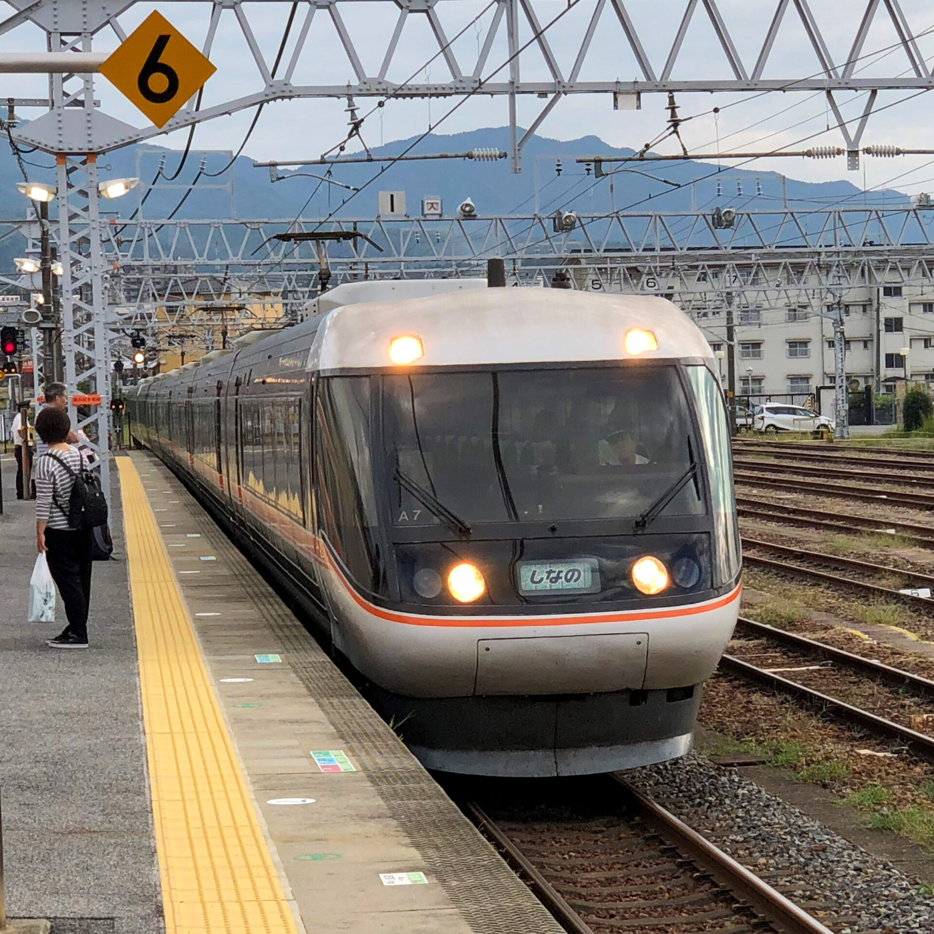 特急しなの号中津川駅にて
