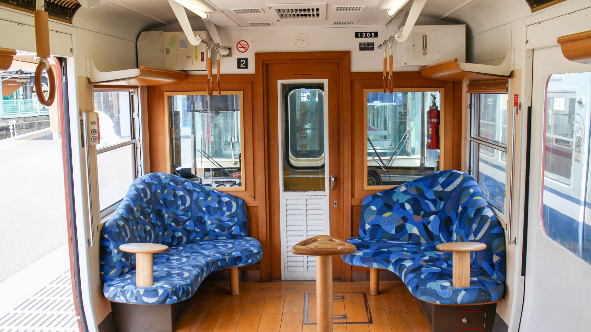 富士登山電車車内