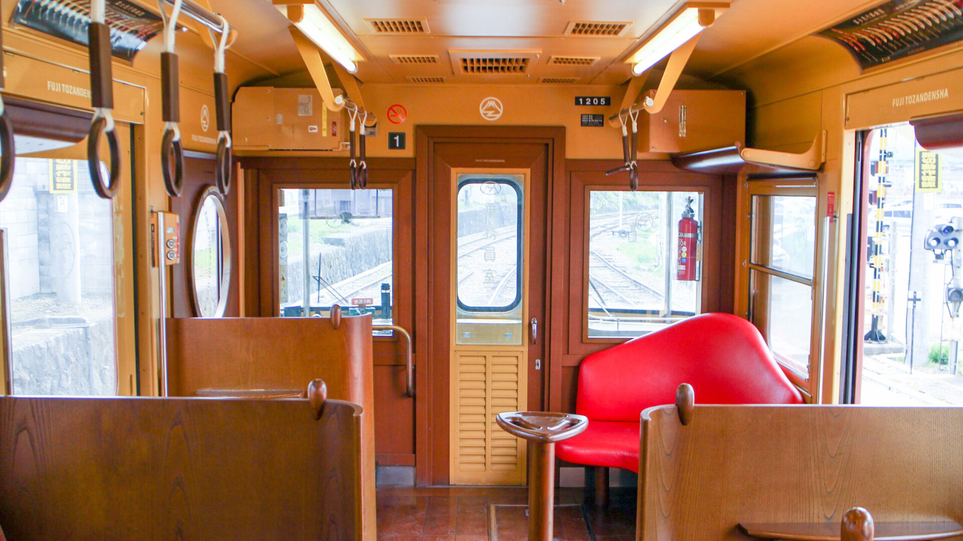 富士登山電車車内