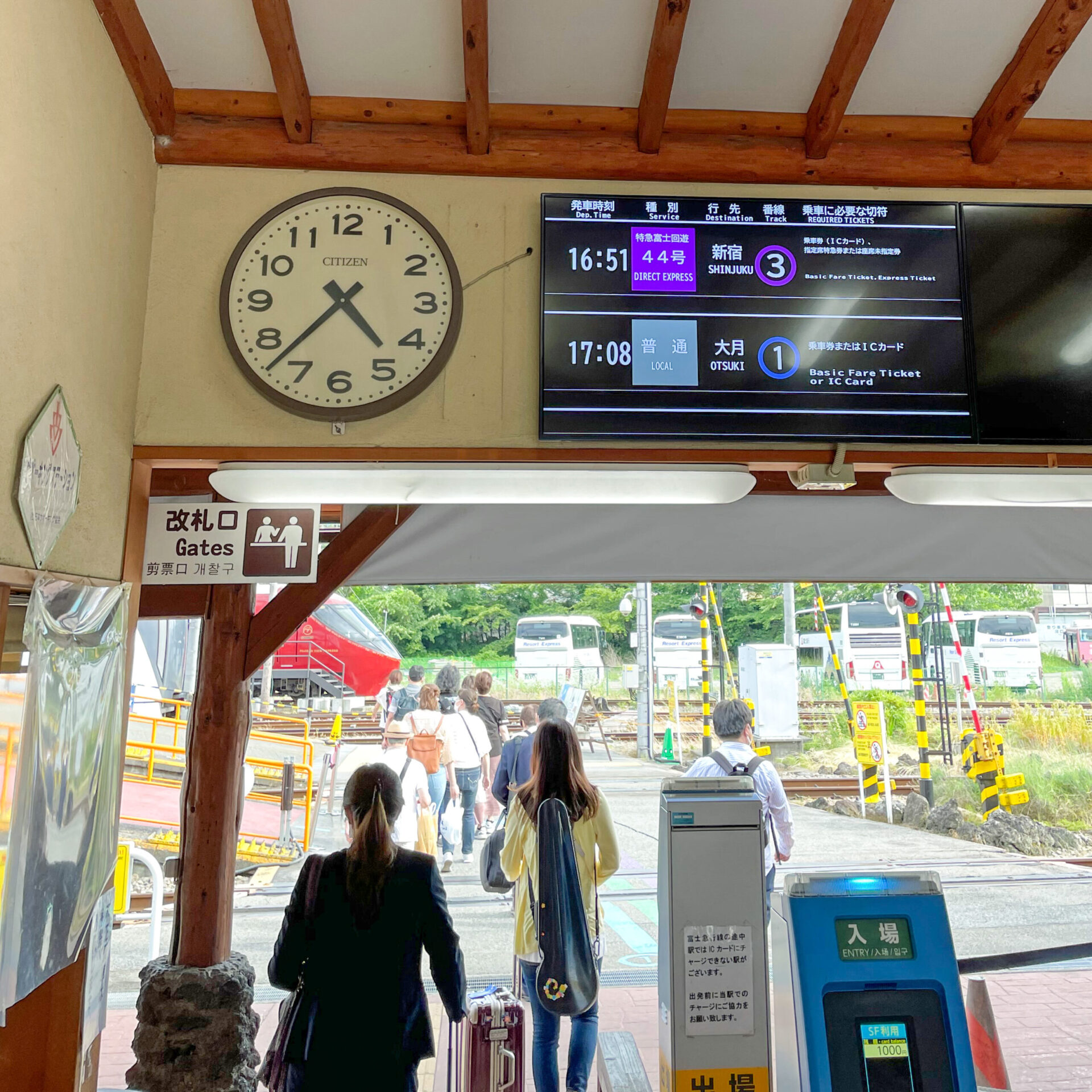 河口湖駅改札口