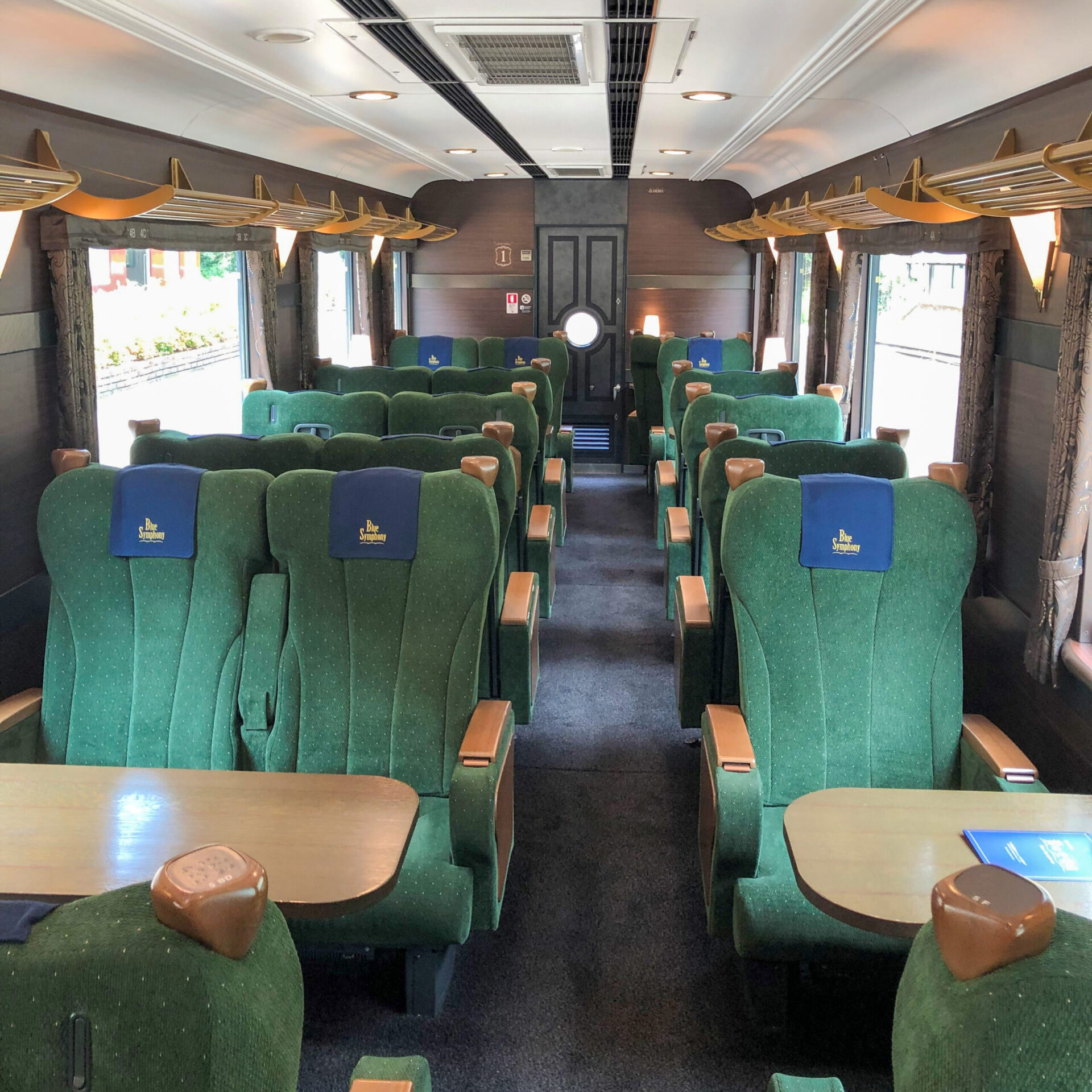 近鉄特急青の交響曲車内