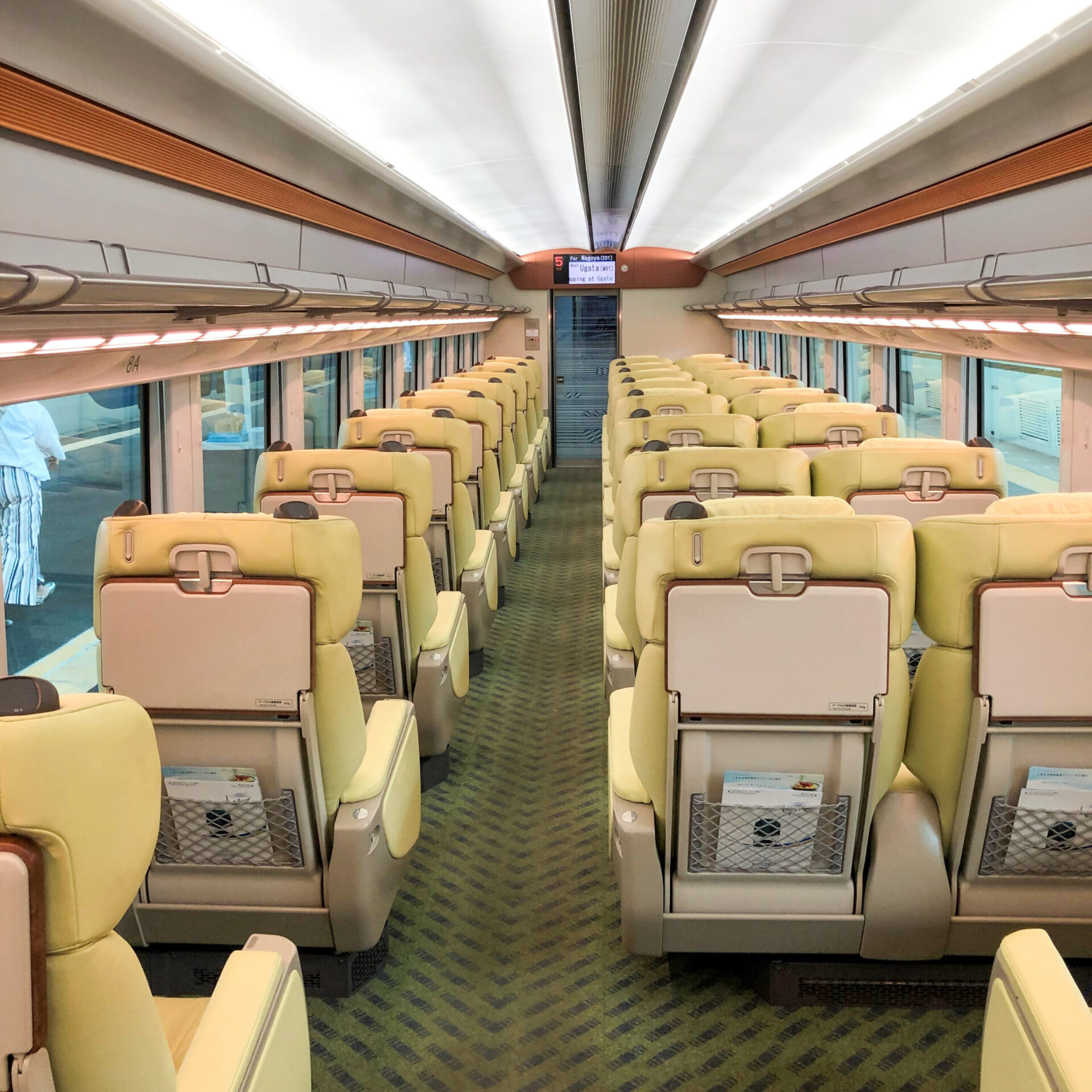近鉄特急しまかぜ一般車両車内