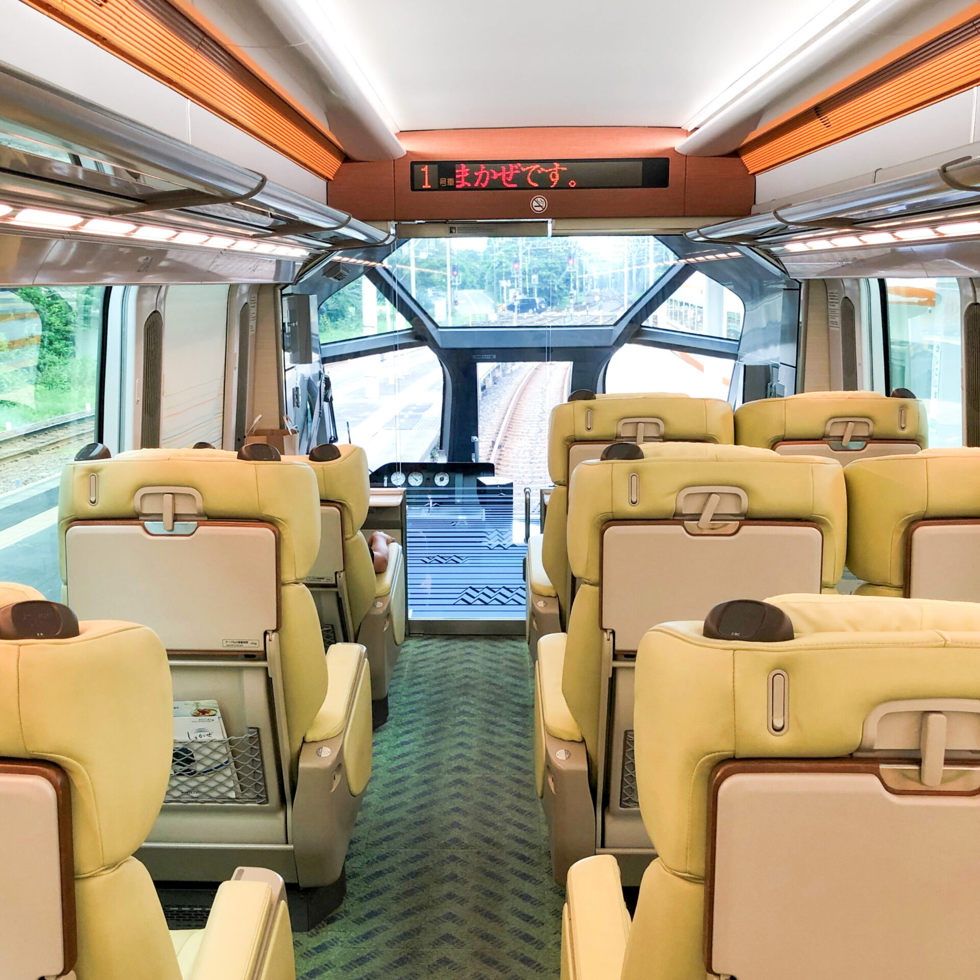 近鉄特急しまかぜ展望車両車内