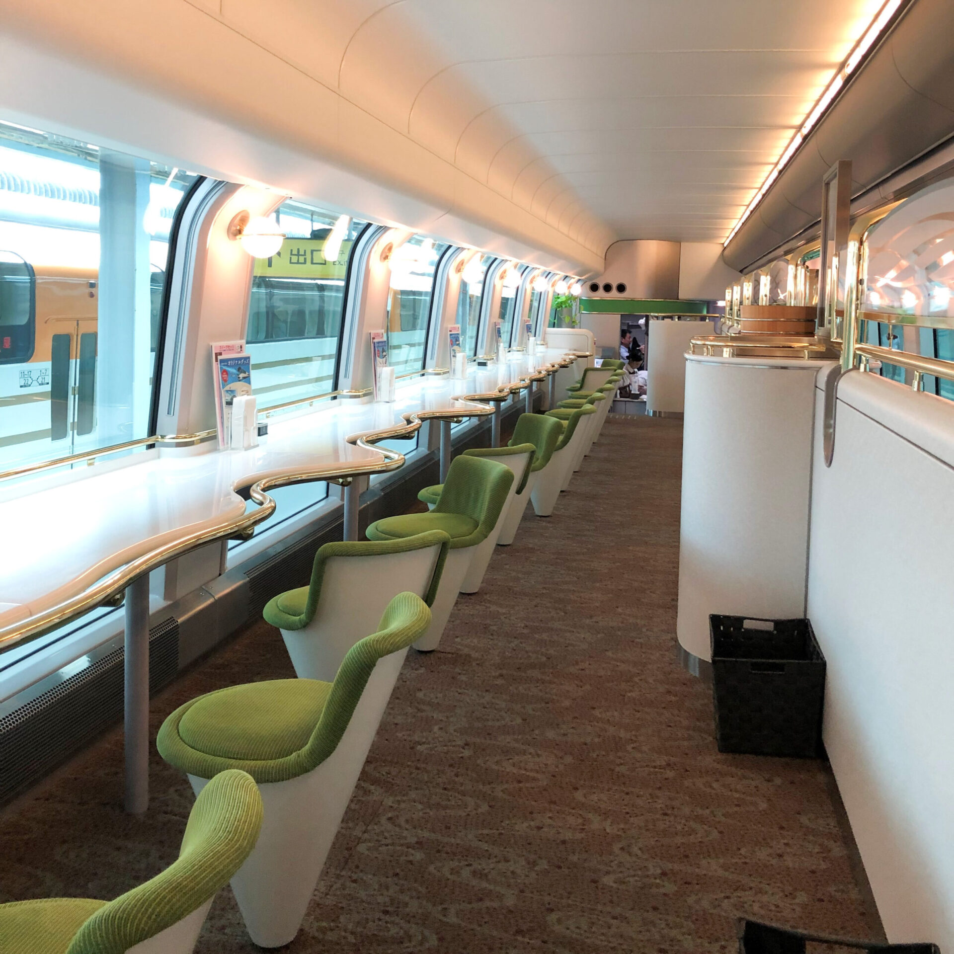 近鉄特急しまかぜカフェ車両