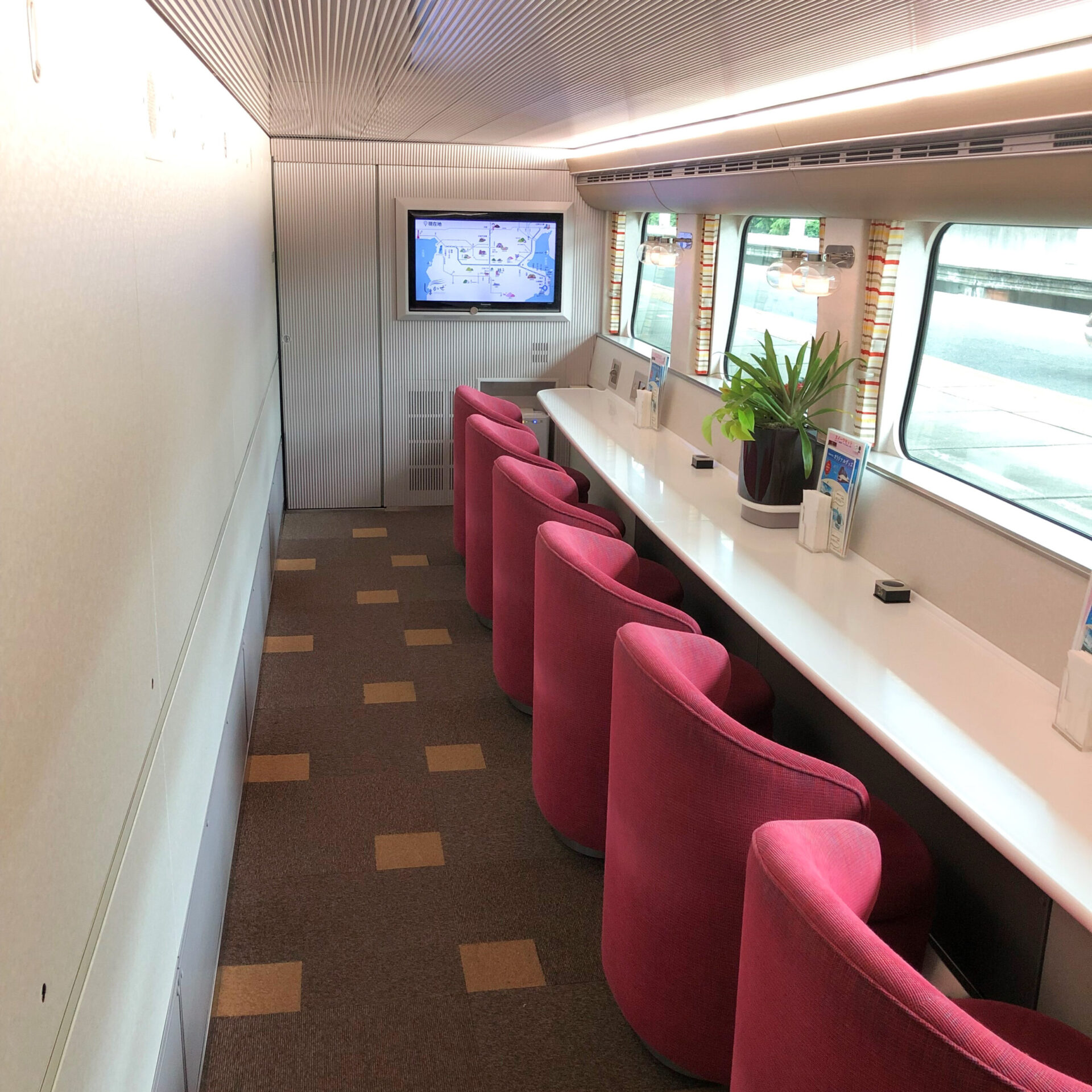 近鉄特急しまかぜカフェ車両