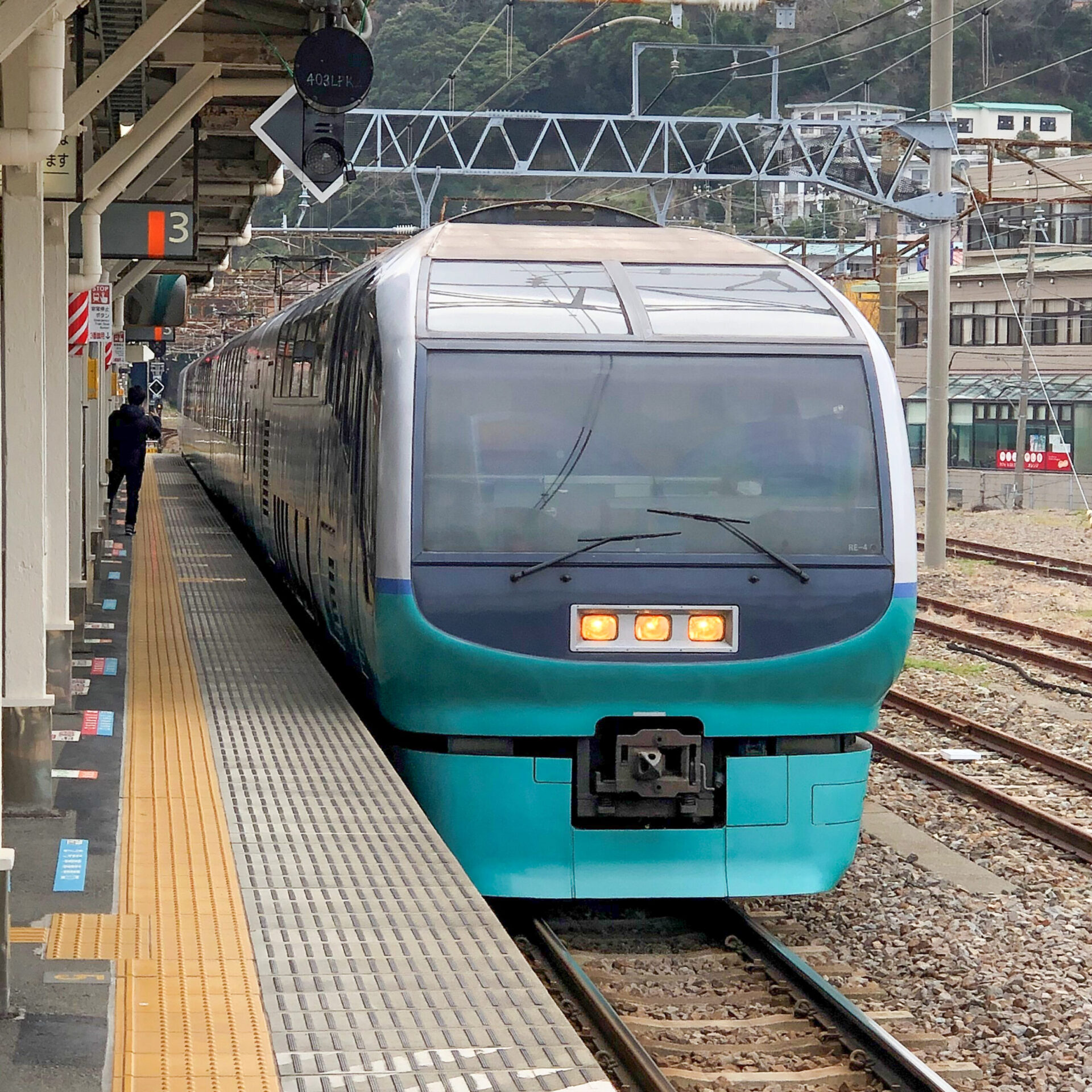 スーパービュー踊り子号伊東駅に入線