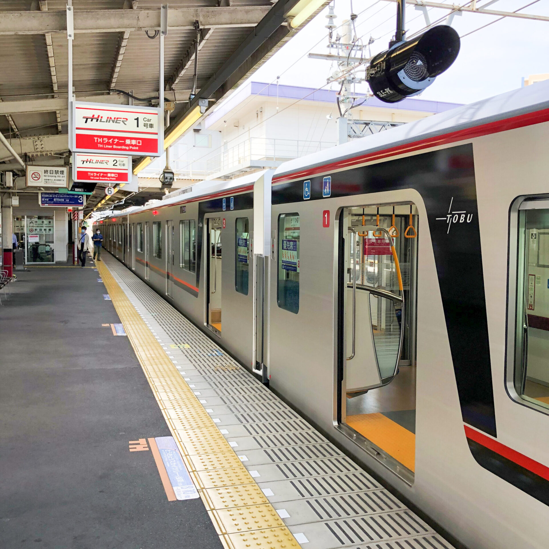 発車を待つTHライナー久喜駅にて