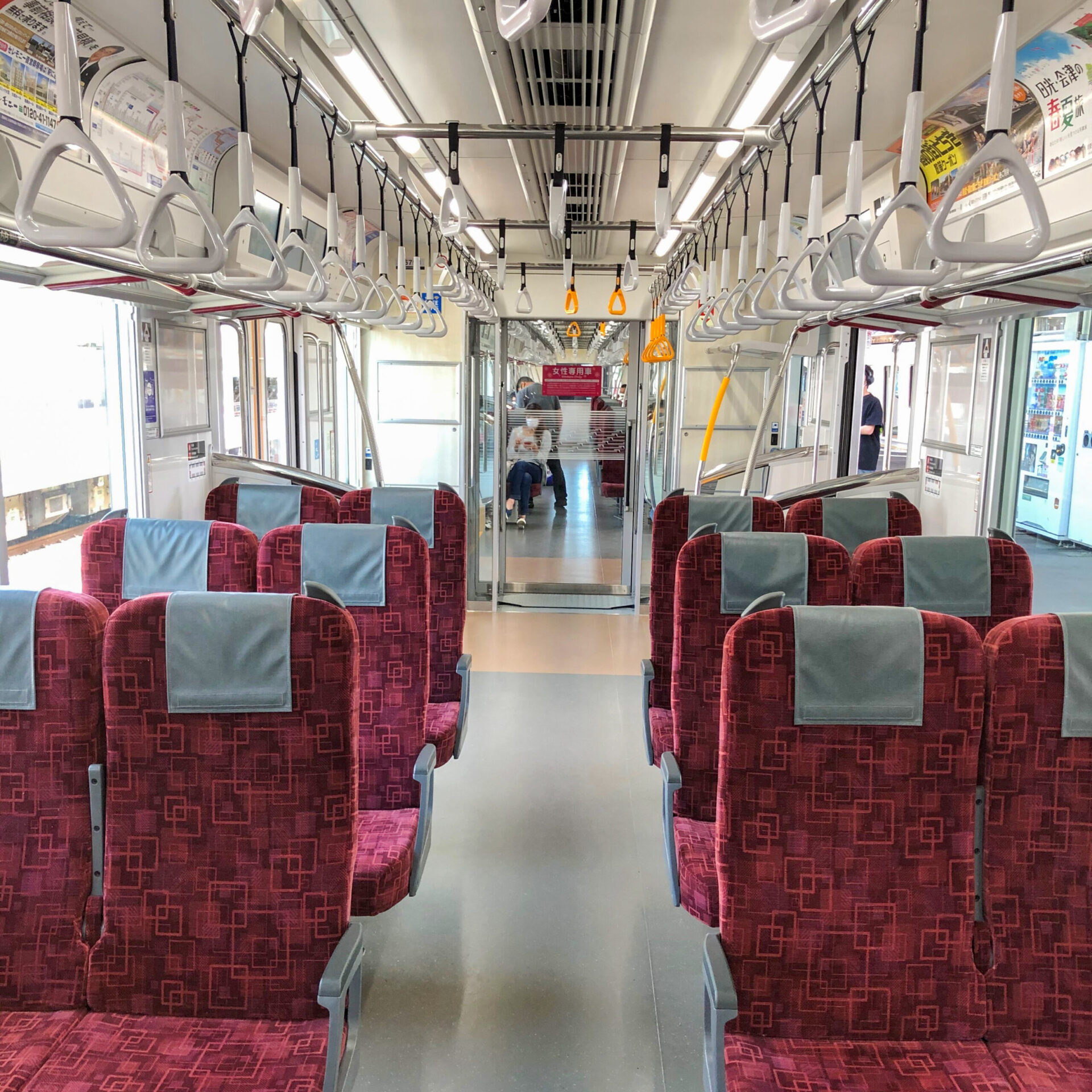 THライナー車内