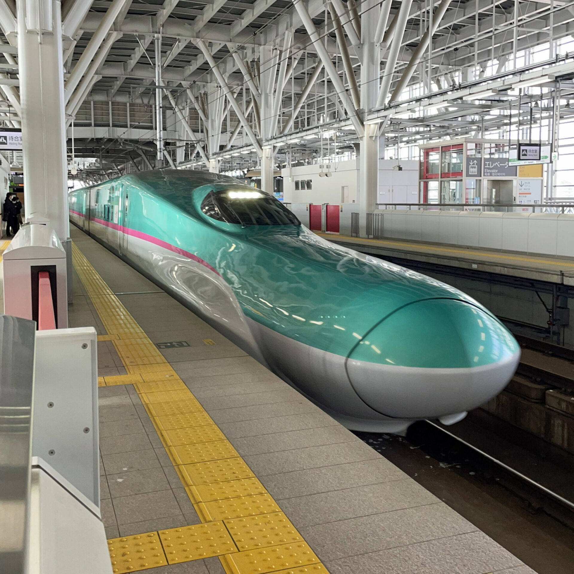 新幹線はやぶさ号