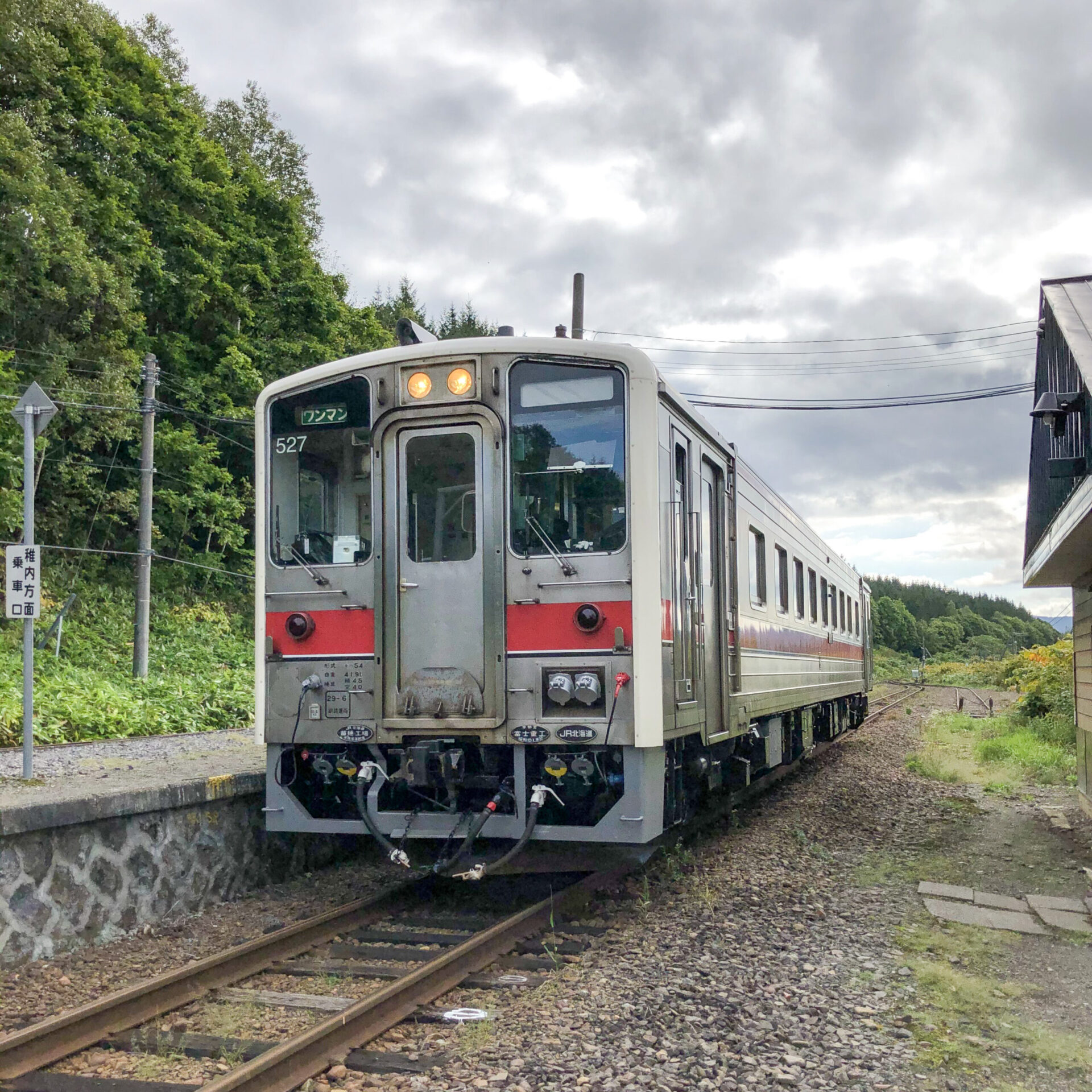 旧豊清水駅に停車中の列車