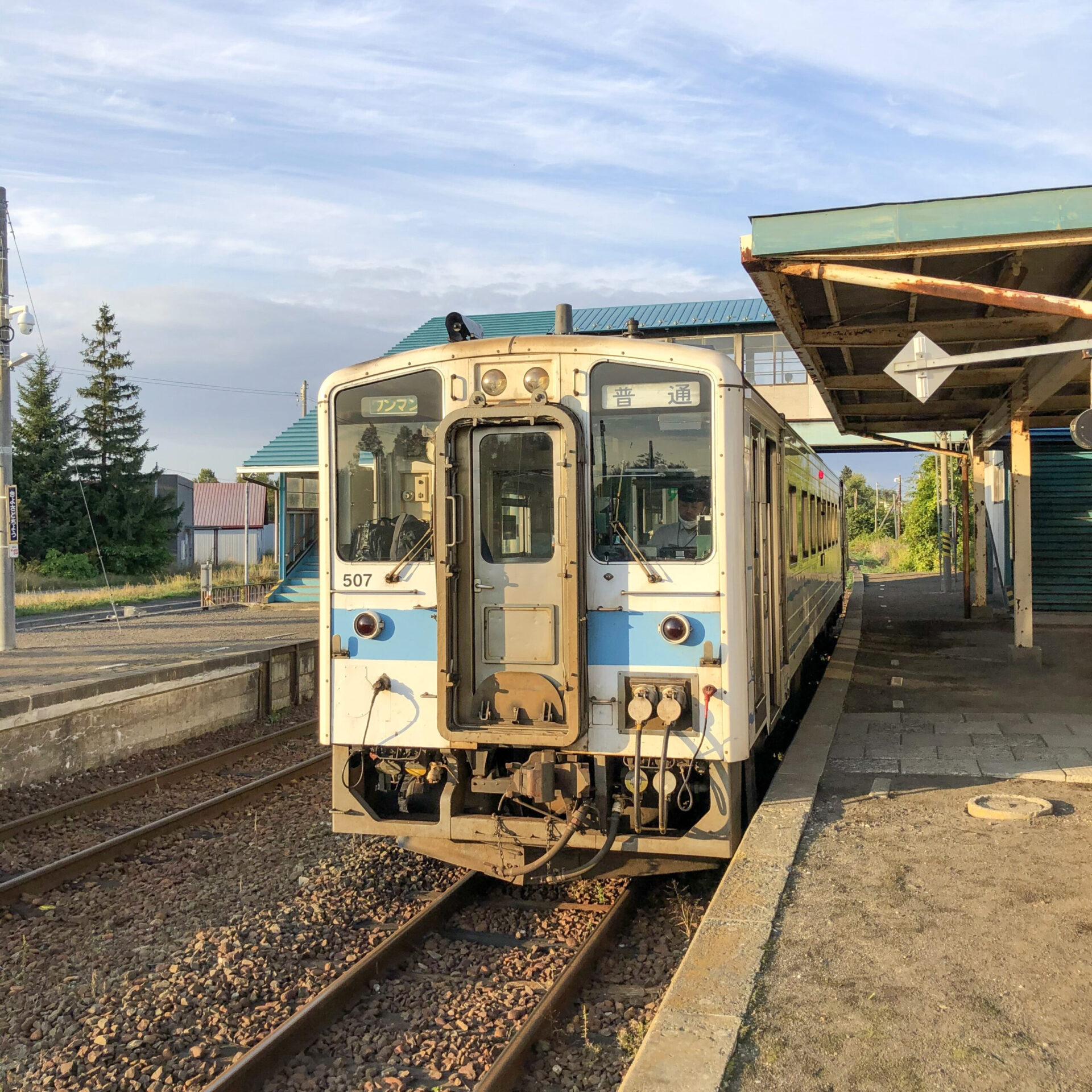清里町駅に停車中の普通列車