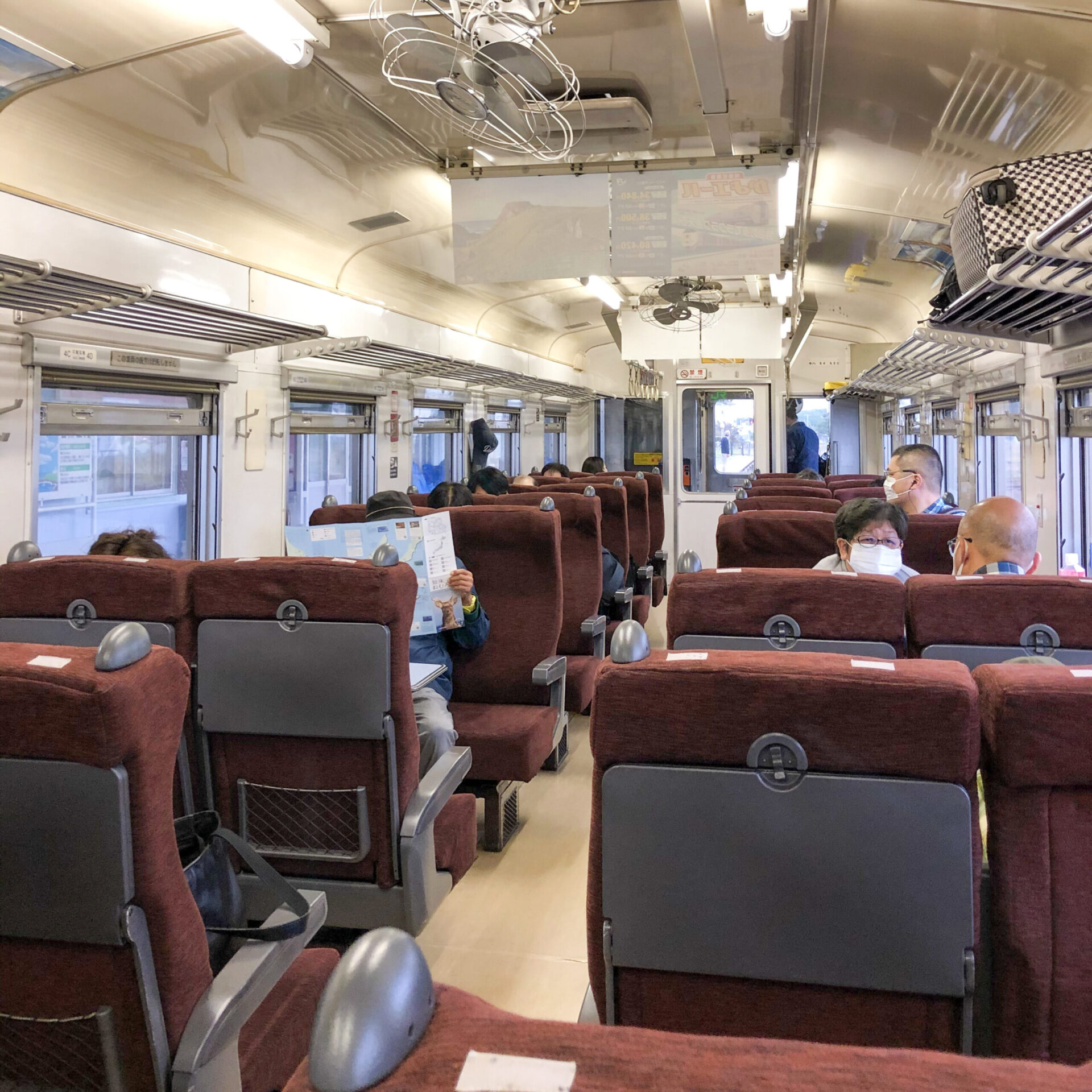 釧路駅ゆき普通列車の車内