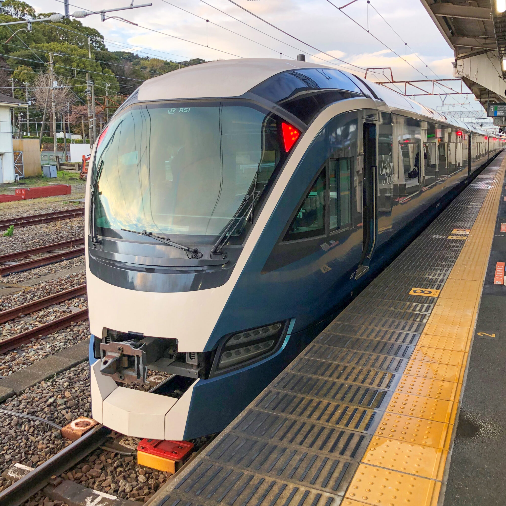 サフィール踊り子伊東駅にて