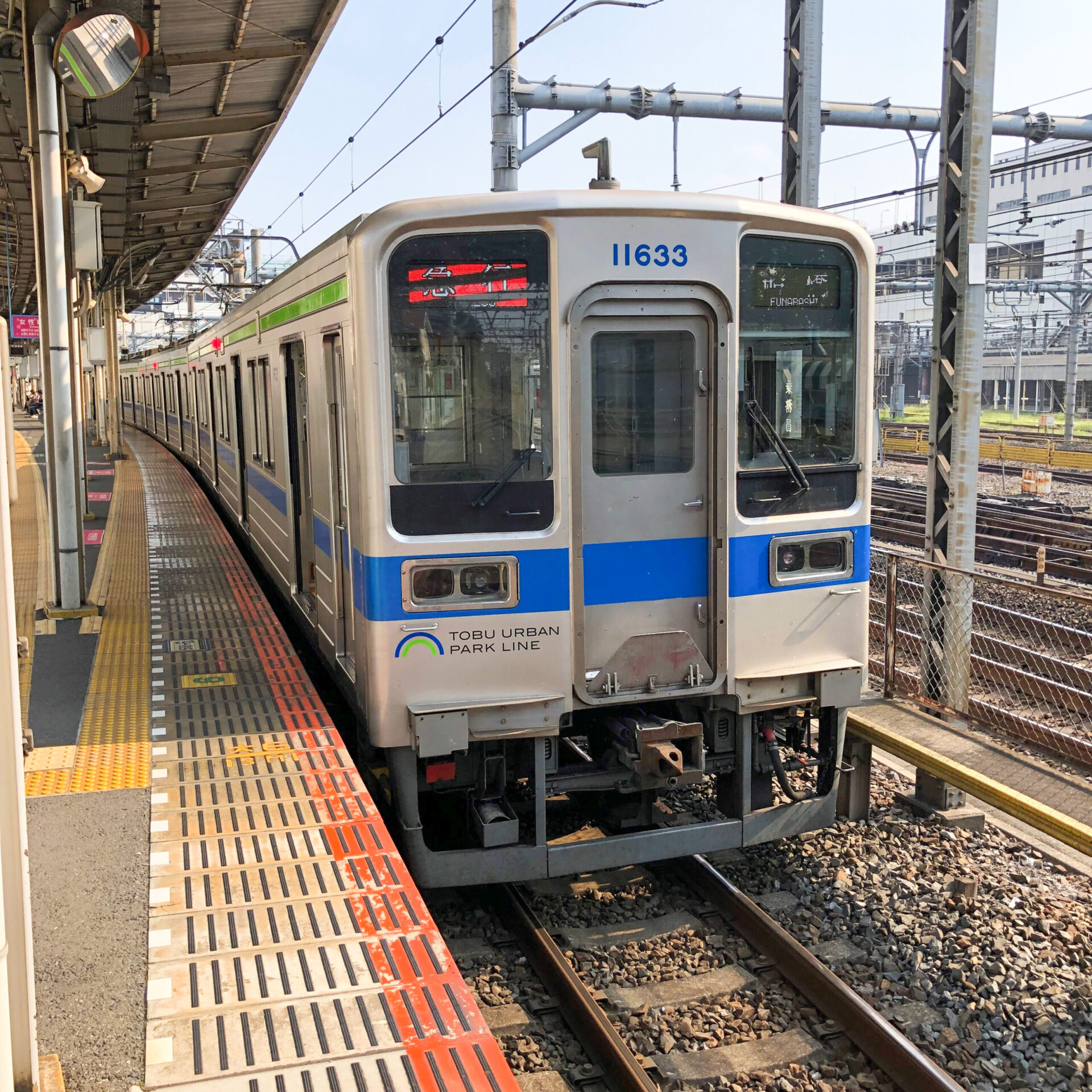 東武大宮駅から発車する電車