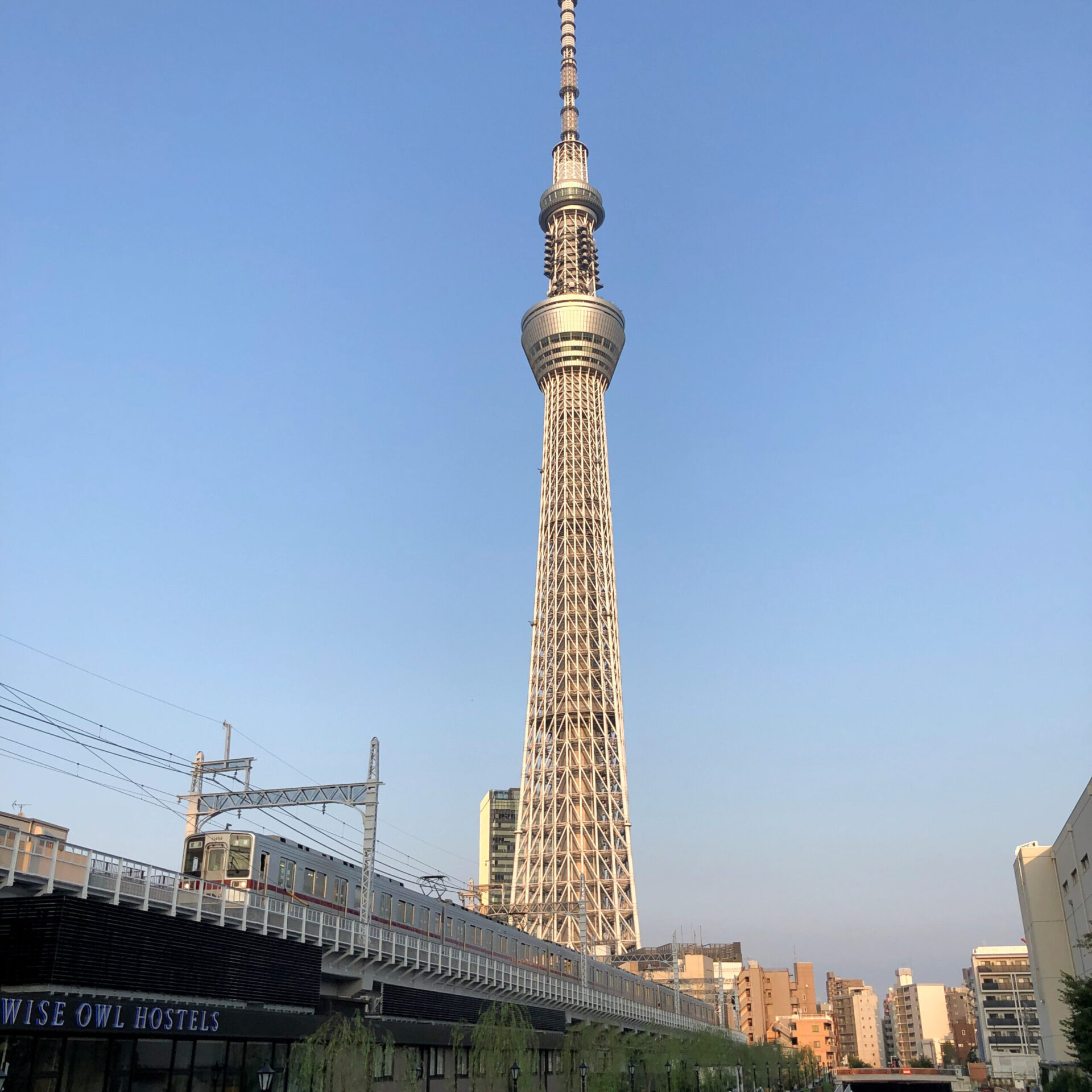 源森橋から眺める東武電車と東京スカイツリー