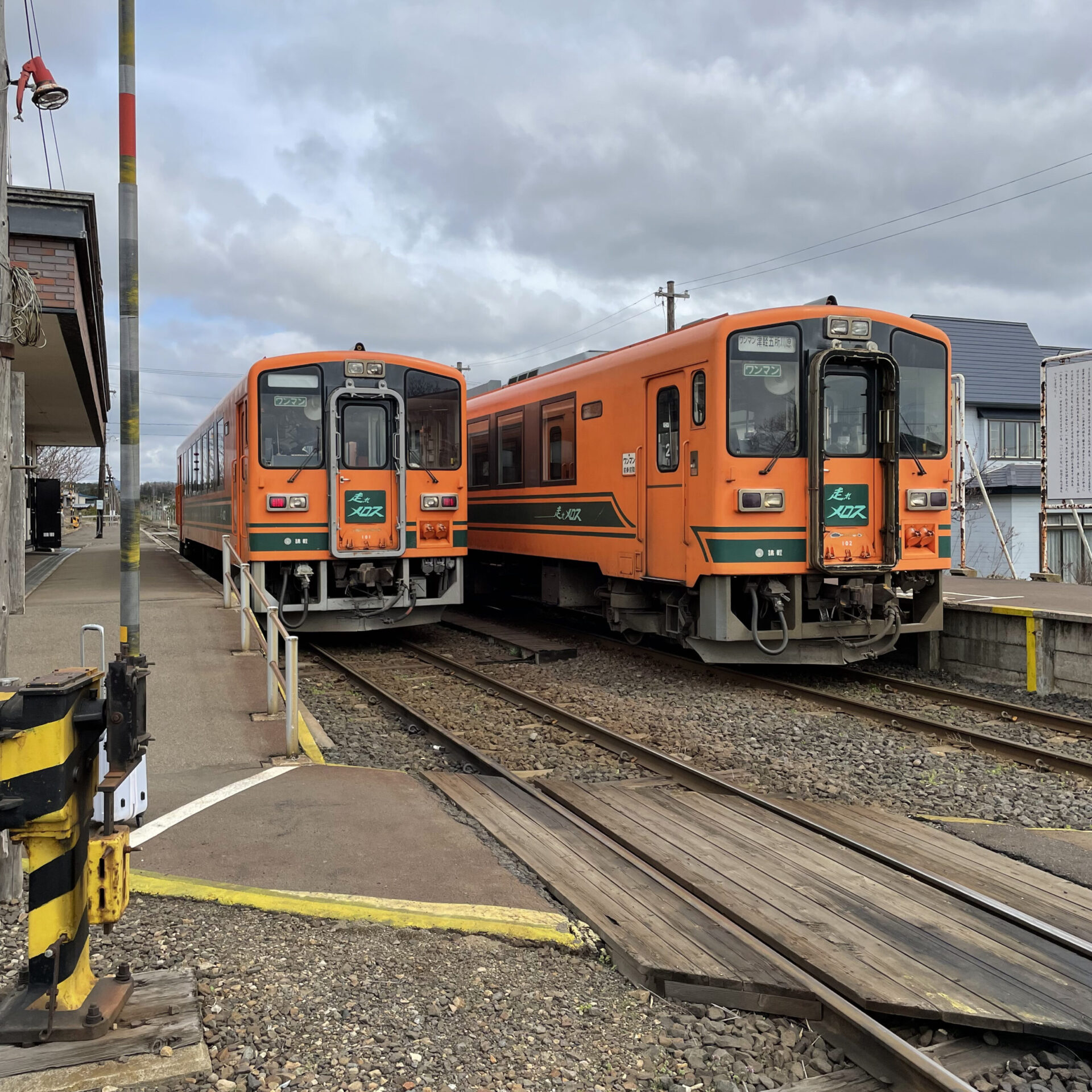 金木駅で津軽鉄道の列車が離合