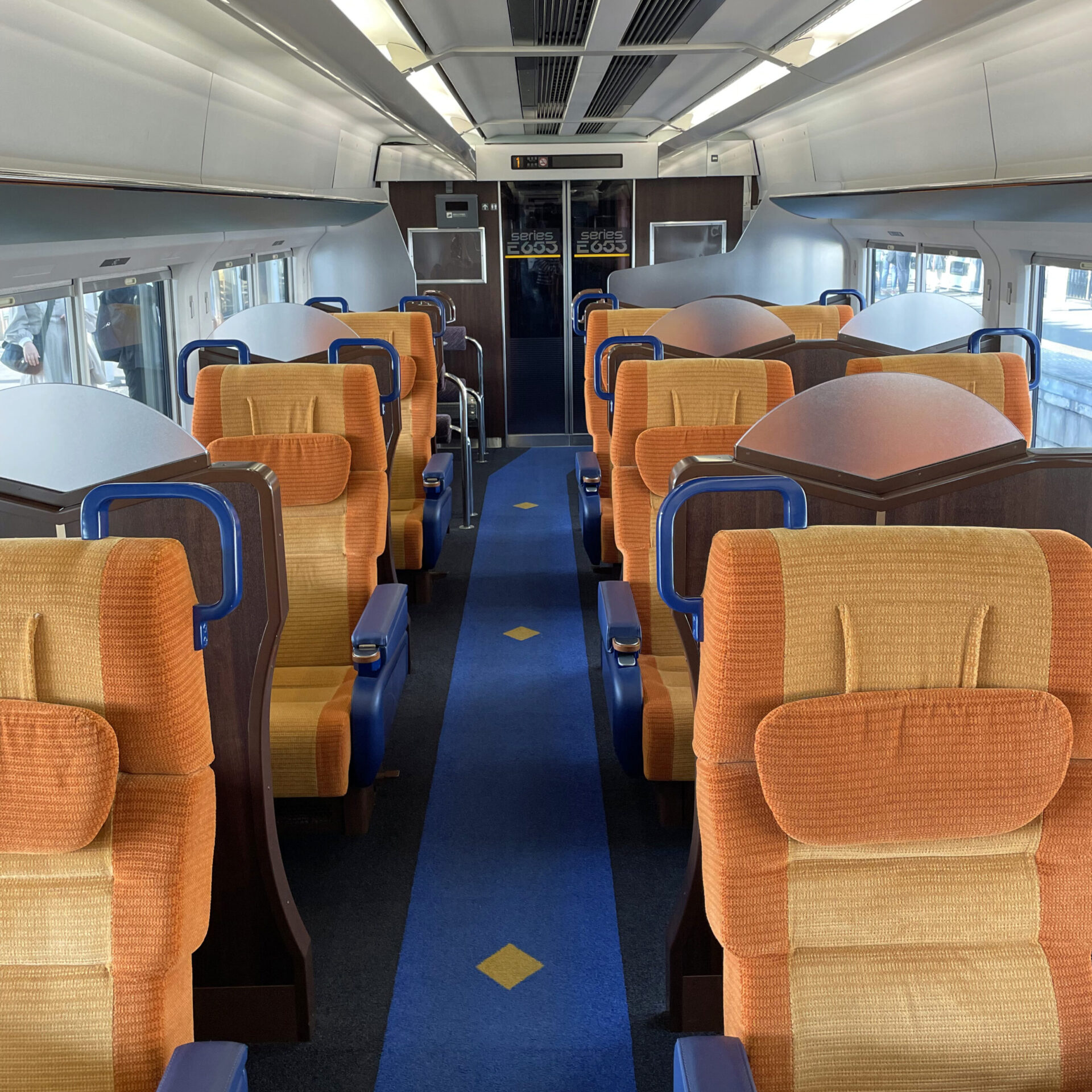 E653系車両グリーン車の車内