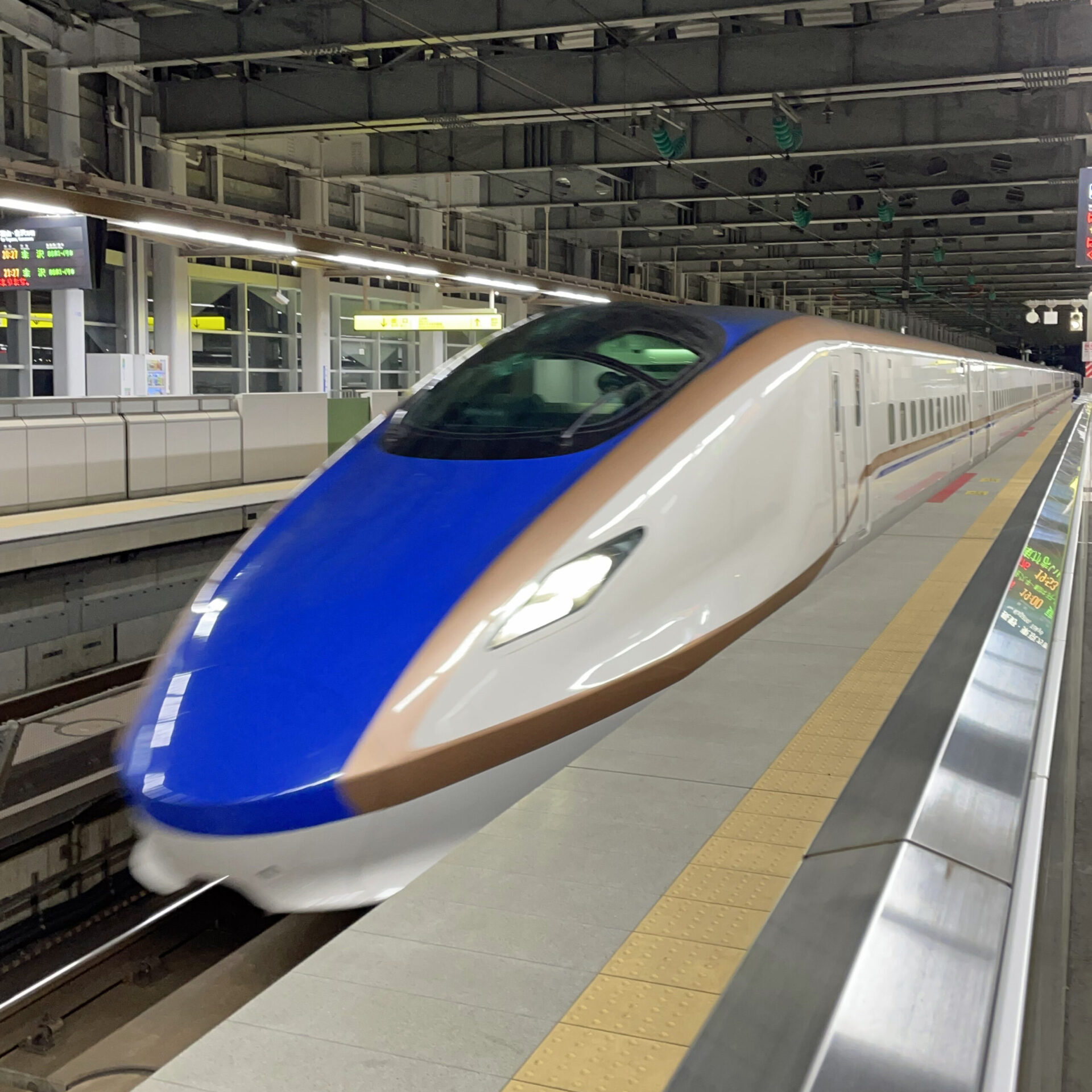 北陸新幹線はくたか号糸魚川駅にて