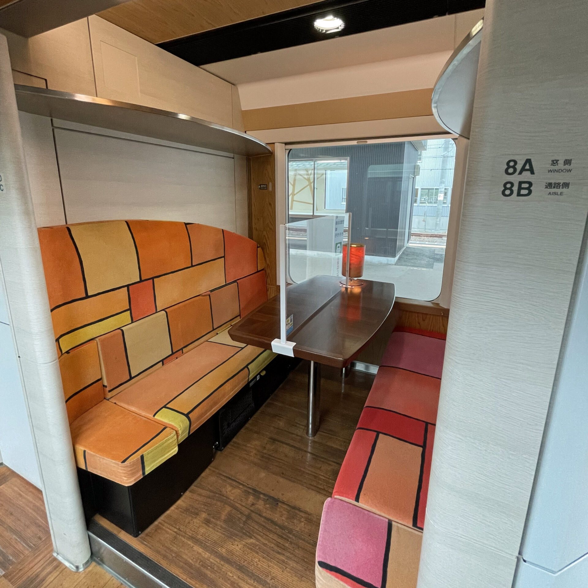 リゾートしらかみぶな編成コンパートメント座席