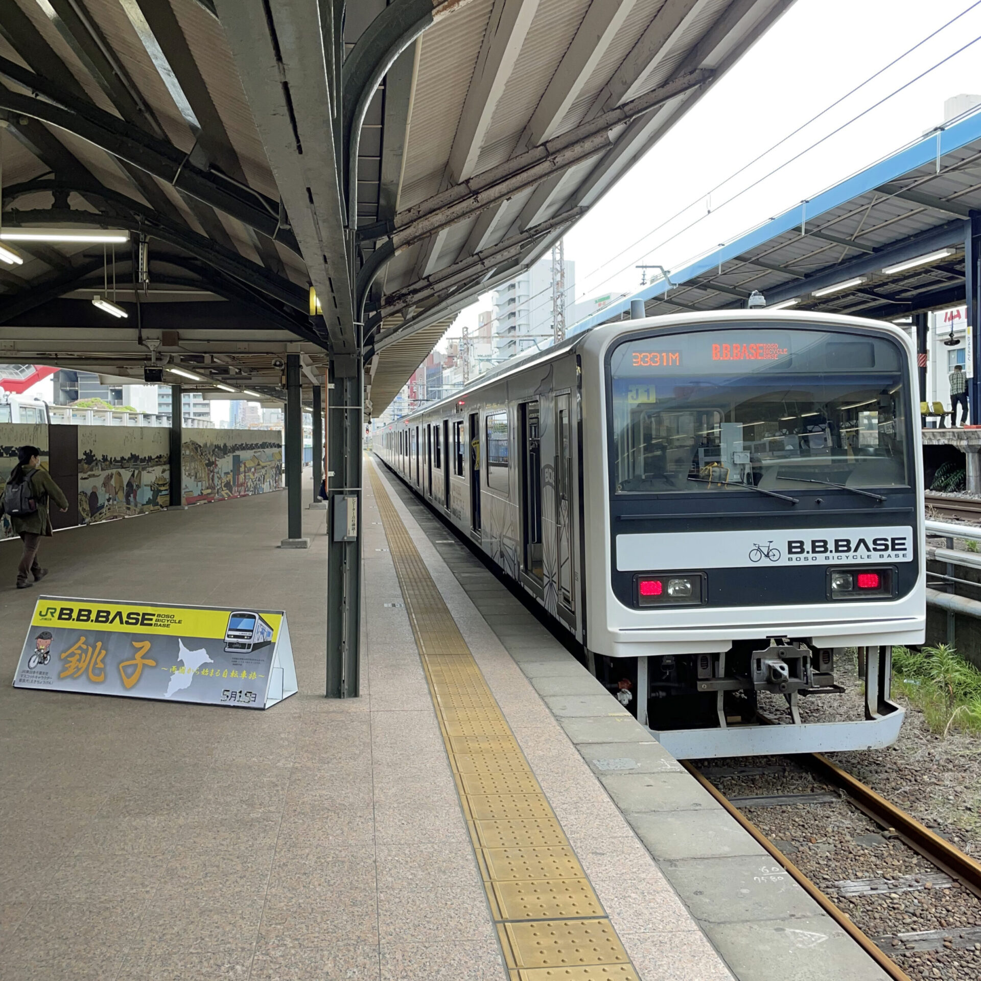 ビービーベース車両と記念撮影パネル
