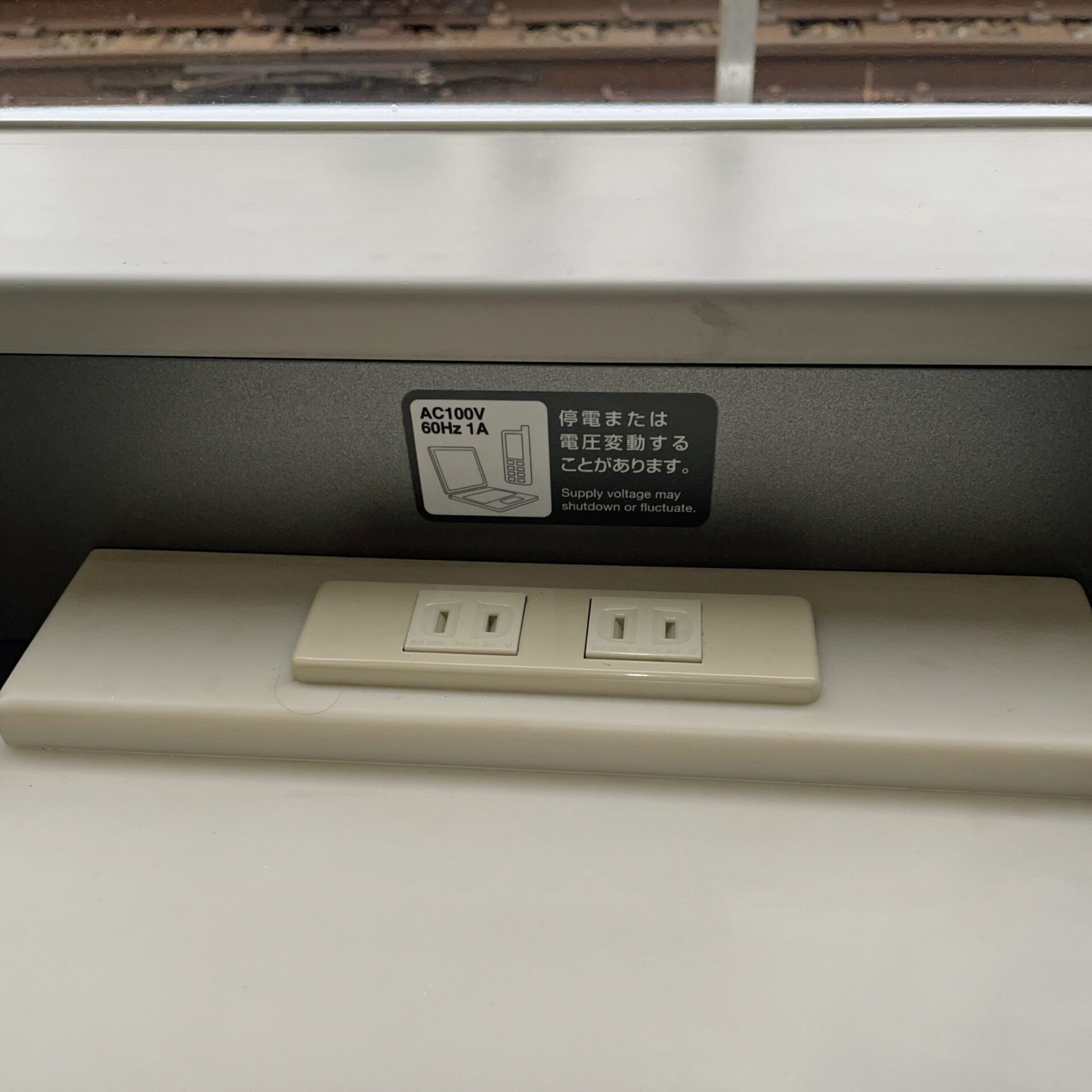 テーブル上のコンセント