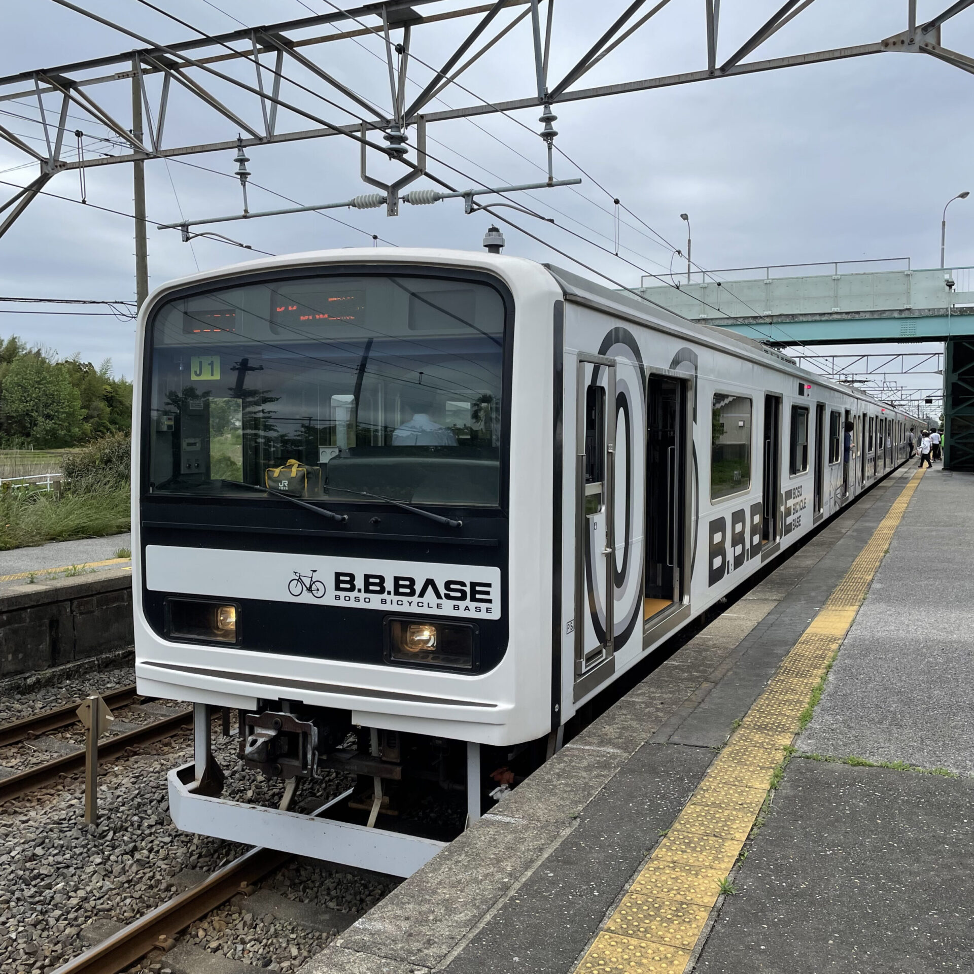 松尾駅に停車中のビービーベース号