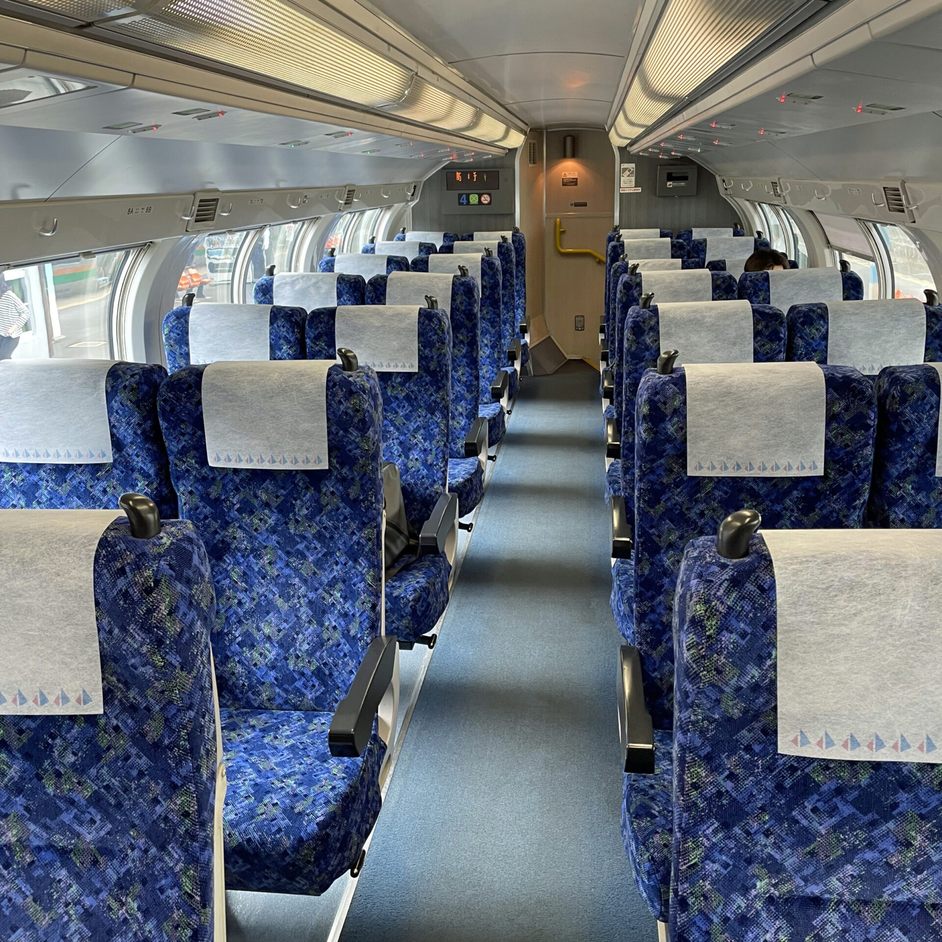 普通列車グリーン車車内